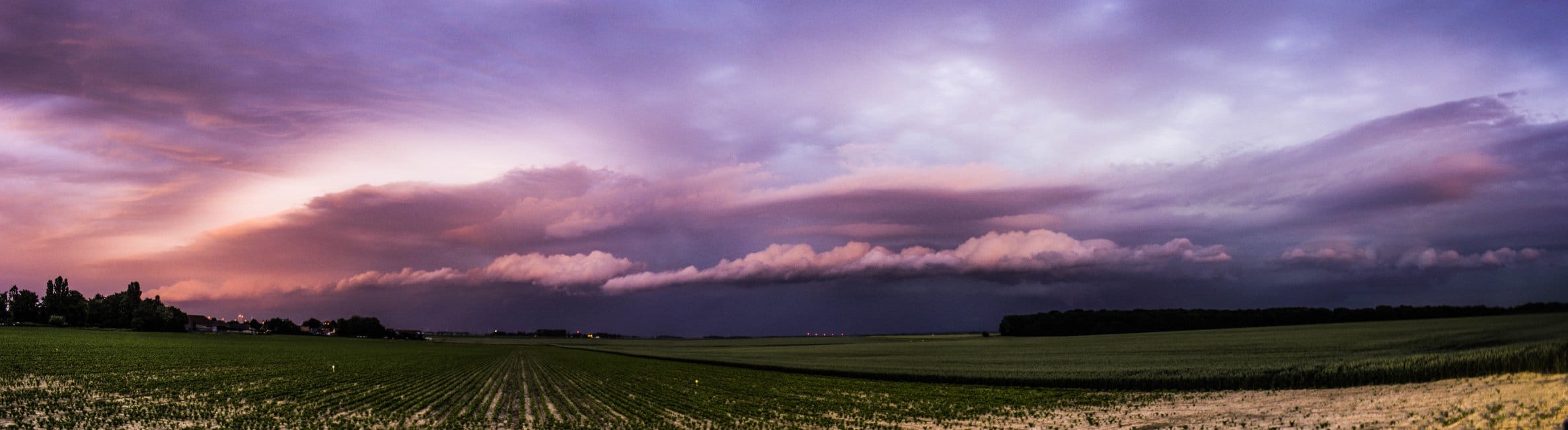 Arrivée de l'Arcus précédant les orages, de la nuit du 28 au 29 Mai 2018 avec le soleil couchant dans le dos Sur Arvillers, Picardie, France. - 28/05/2018 20:00 - AD Photos