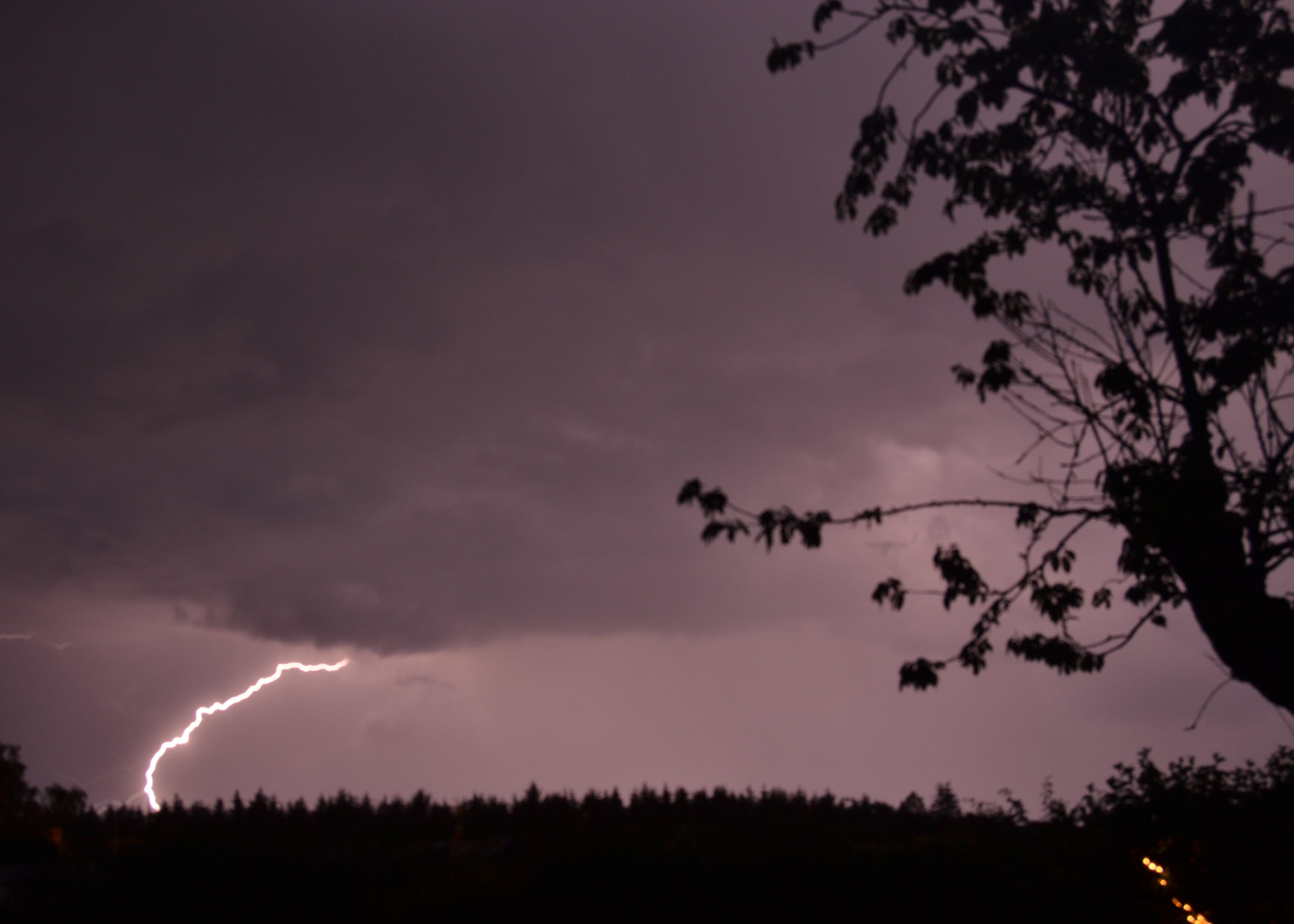 Impact au dessus de la forêt de Bois l'Evêque vu depuis Le Pommereuil - 29/05/2018 00:29 - Sébastien Daligault