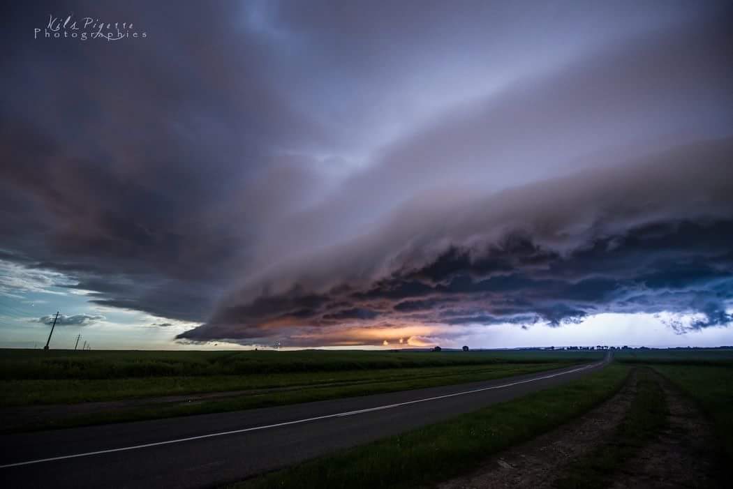 Superbe Arcus nocturne illuminé tout entier par un puissant impact lointain. Photo prise non loin de Vic-sur-Aisne dans le département de l'Aisne. - 29/05/2018 23:00 - Nils Pigerre