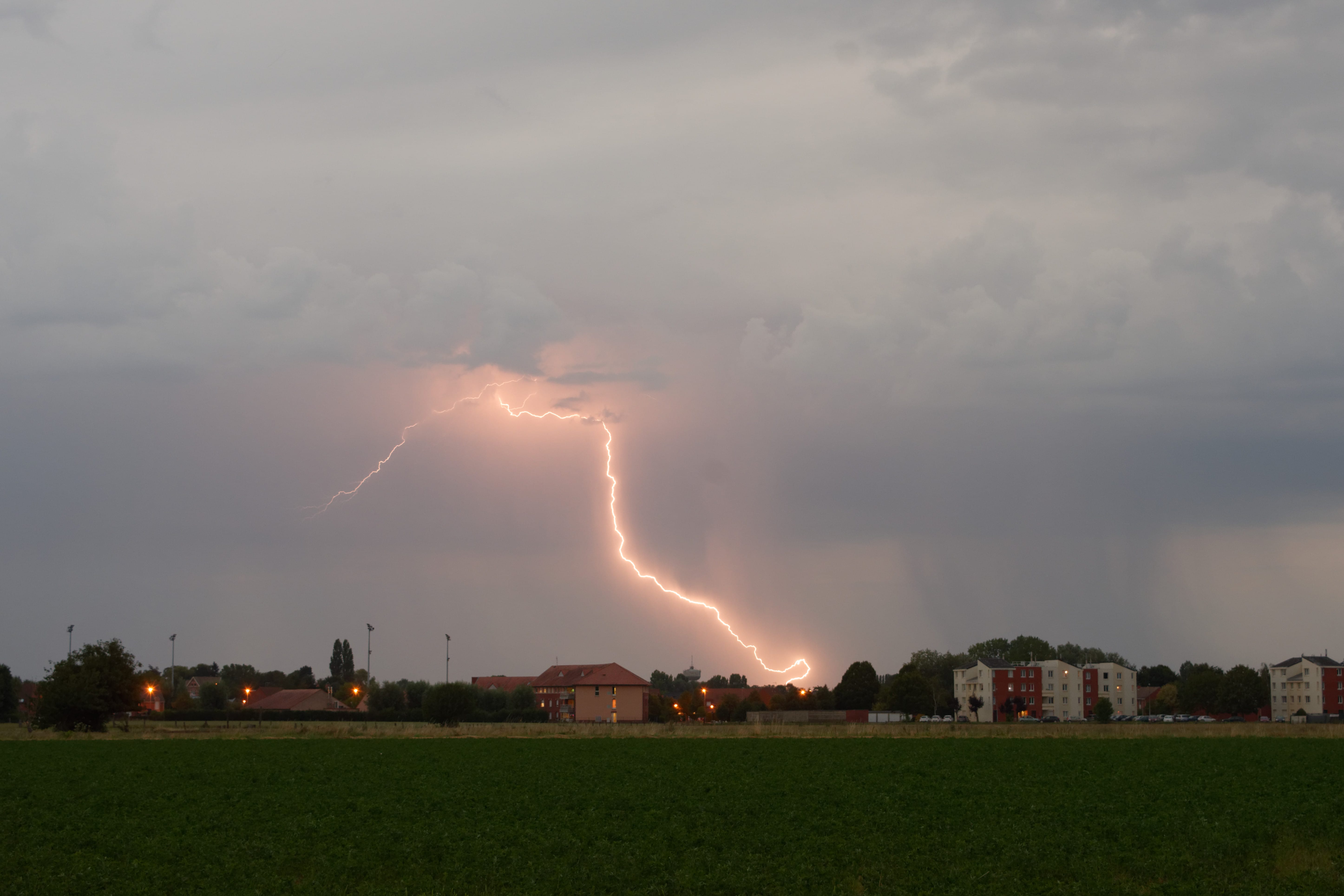 Orage sur Saint-Amand-Les-Eaux (59), vu depuis Somain (59). - 31/07/2020 21:45 - Pierrick CAGNON