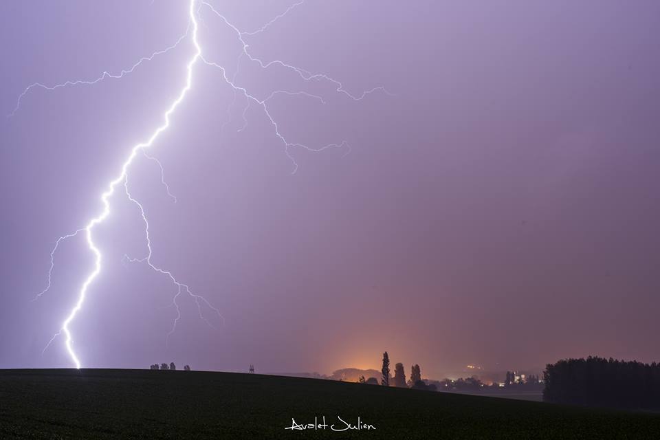 Succession de coups de foudre proche est à 360 degrés pendant 15 minutes avec une petite cellule remontante de Paris. - 31/05/2018 02:00 - Julien Avalet photographies