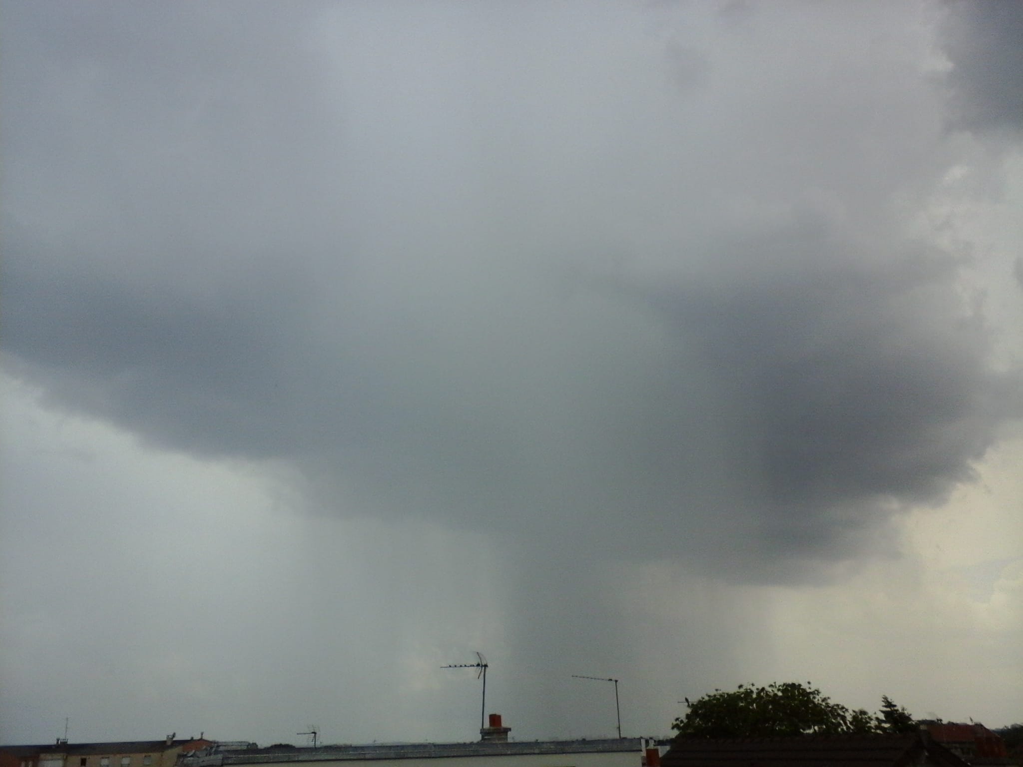 Orage est formation sur l'est parisien (pas d'éclair en vue pour l'instant). - 02/06/2017 13:30 - Allan Navily