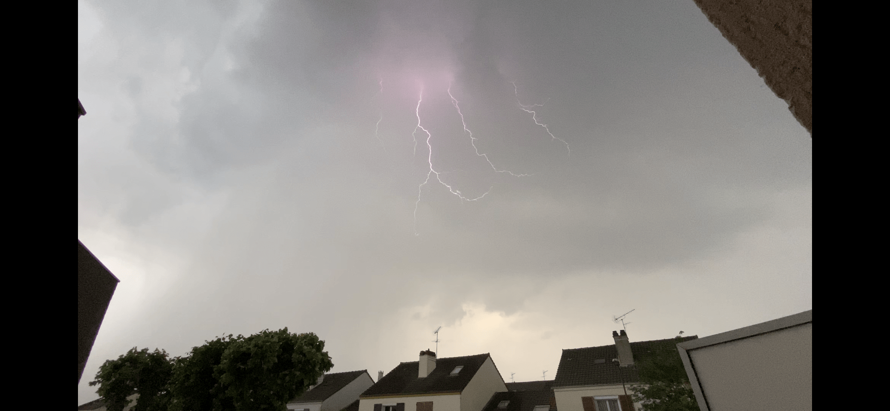 Orage le 3/06/21 modéré avec présence de grêle et de forte pluie - 03/06/2020 21:20 - Yohan Pais