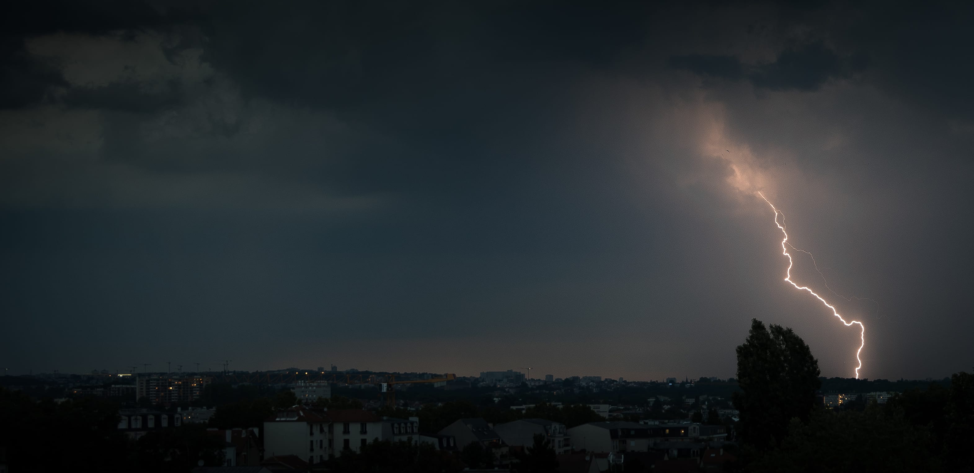 Orage peu mobile sur Paris, vu de la ville d'Antony - 03/06/2020 21:50 - STEVEN BLIN