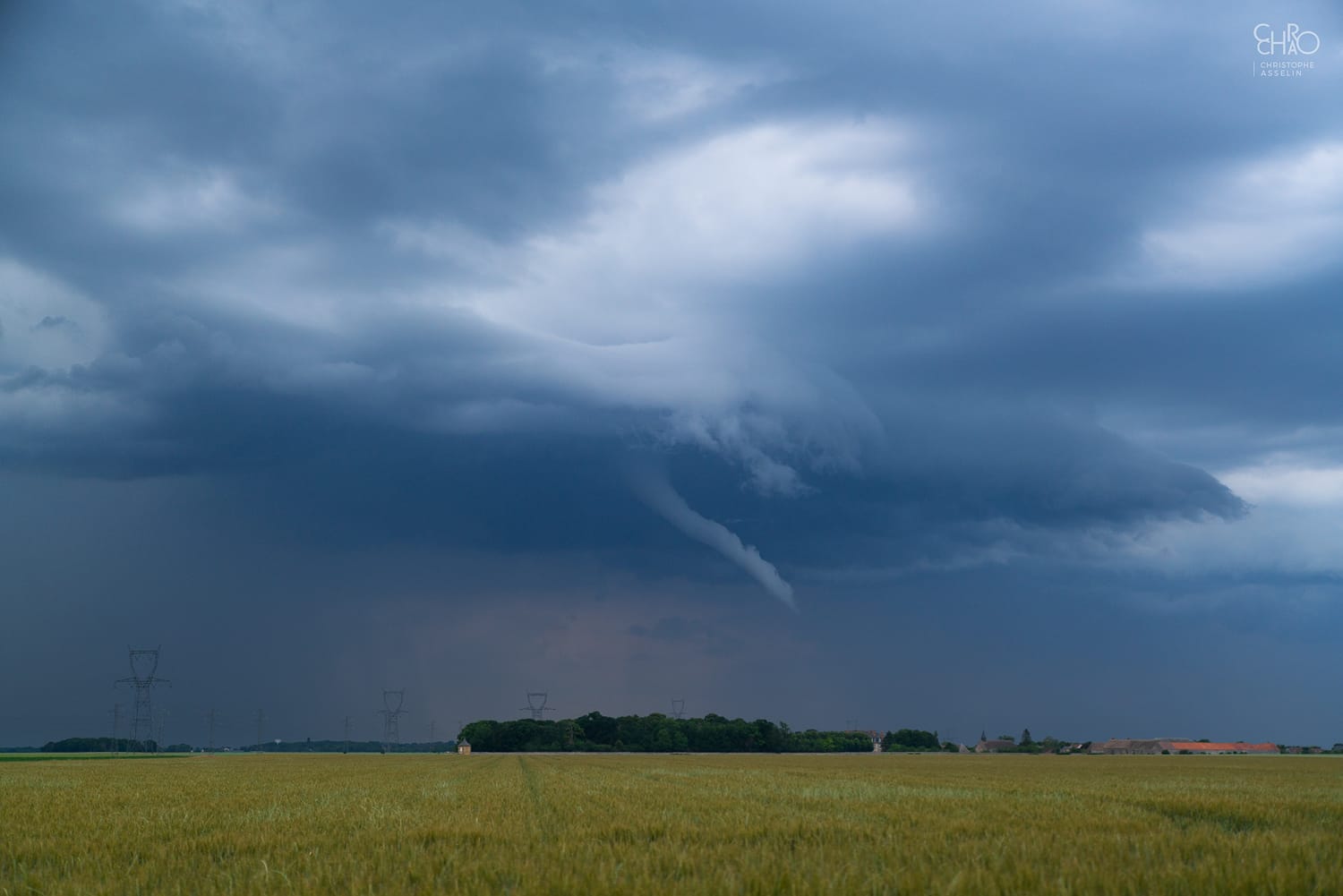 Tuba très développé au dessus d'Etempes dans l'Essonne en soirée du 3 Juin. - 03/06/2020 20:58 - Christophe Asselin