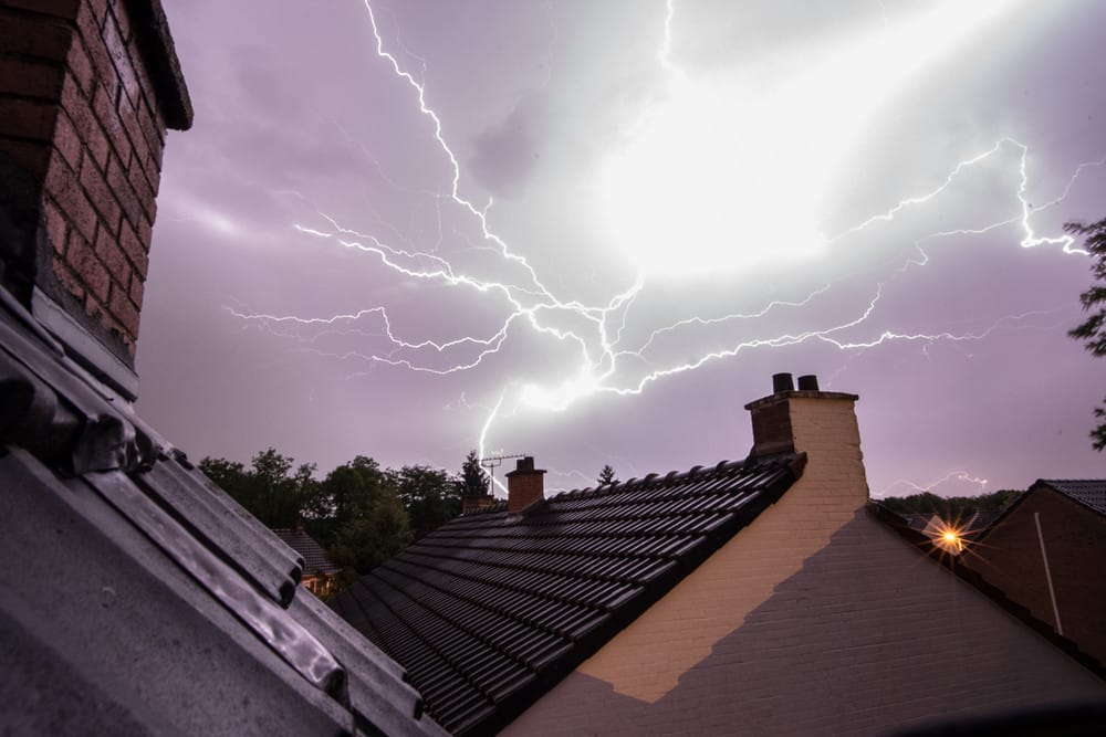 Photo de l'orage du 3 juin 2020 qui éclate entre 23h et 00h au dessus de la forêt de Fontainebleau (77). Photo prise depuis sa partie nord. - 03/06/2020 23:30 - Sebastian Klimowicz