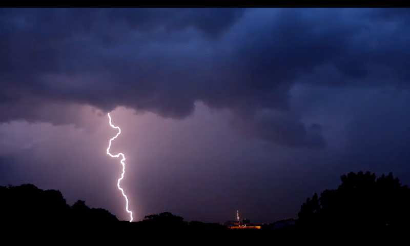 J'ai réussi en prenant une vidéo à capturer pas mal d'impact de foudre et d'inter nuageux. Je partage aujourd'hui des images de la foudre se déchainant sur Paris. Vue depuis Meudon (92). - 03/06/2020 21:00 - Gabriel Tandeau de Marsac