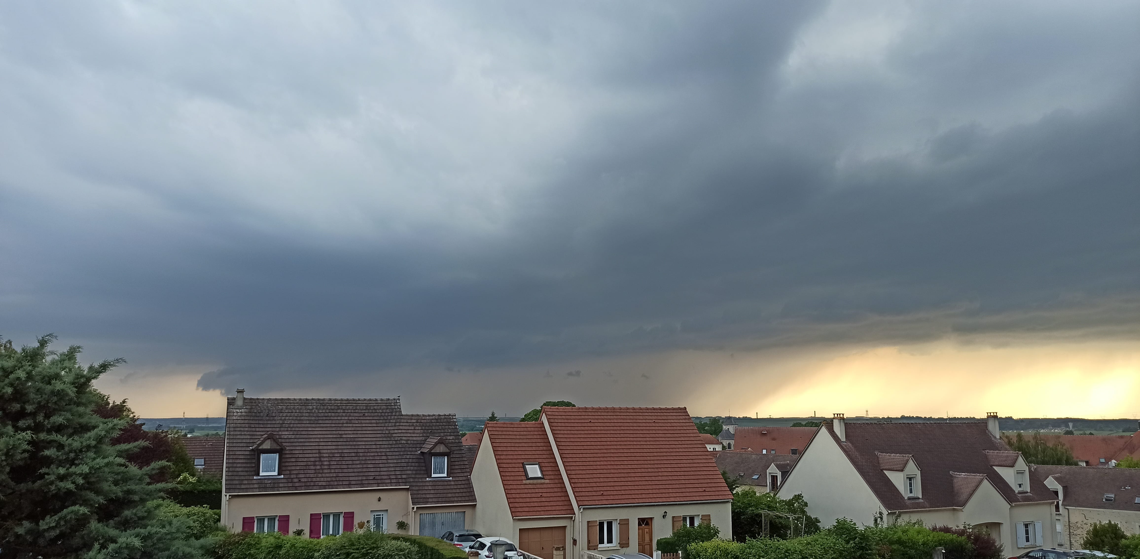Cellule orageuse au dessus de Sarcelles et environs prise depuis Longperrier (77) - 03/06/2021 19:25 - Fanny Régule