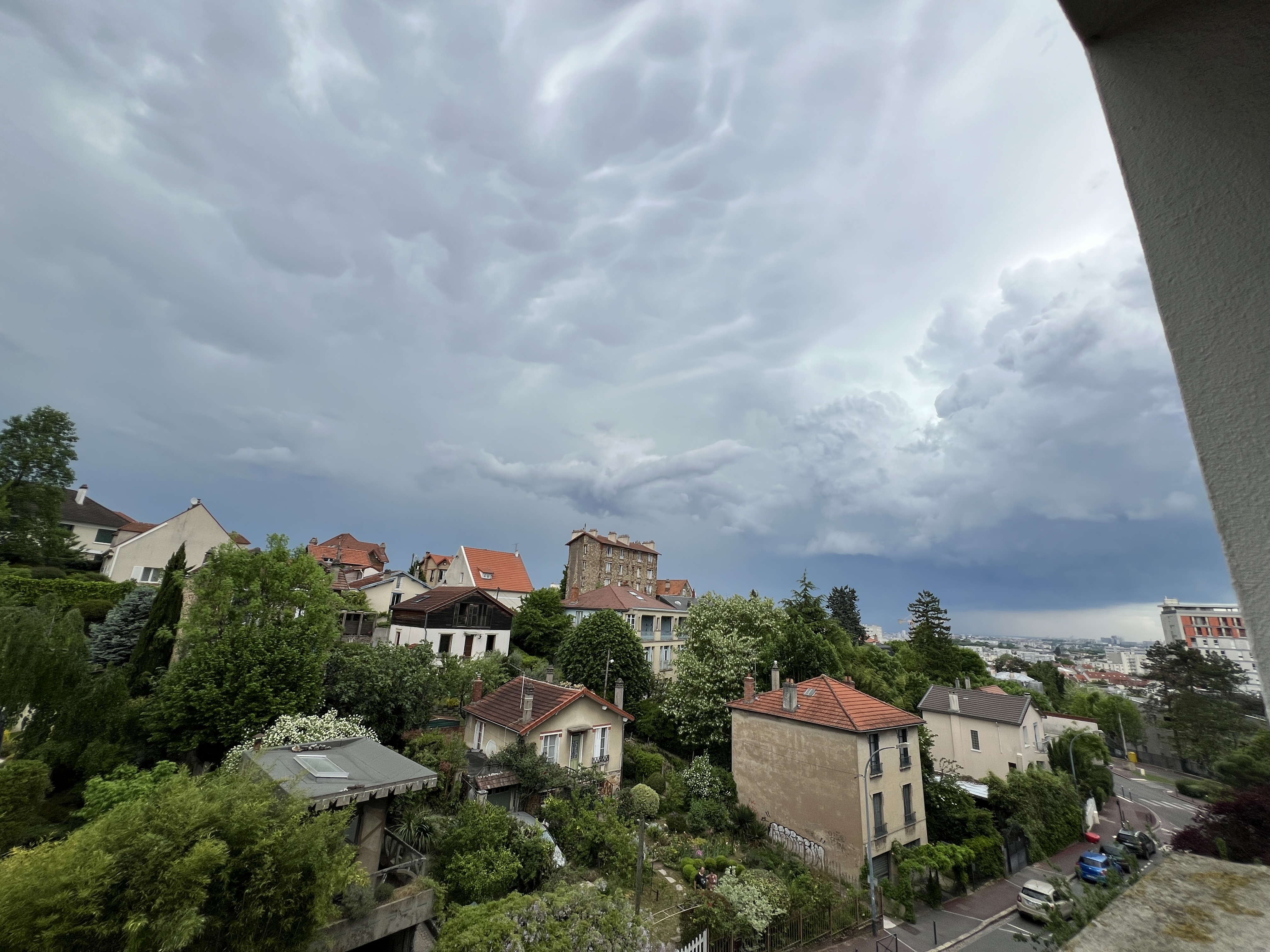 Ciel orageux à Fontenay aux Roses.
Cellule qui a effectué une traversée au nord de la ville, d’ouest en est. - 03/05/2025 16:30 - Eleonore Lepine