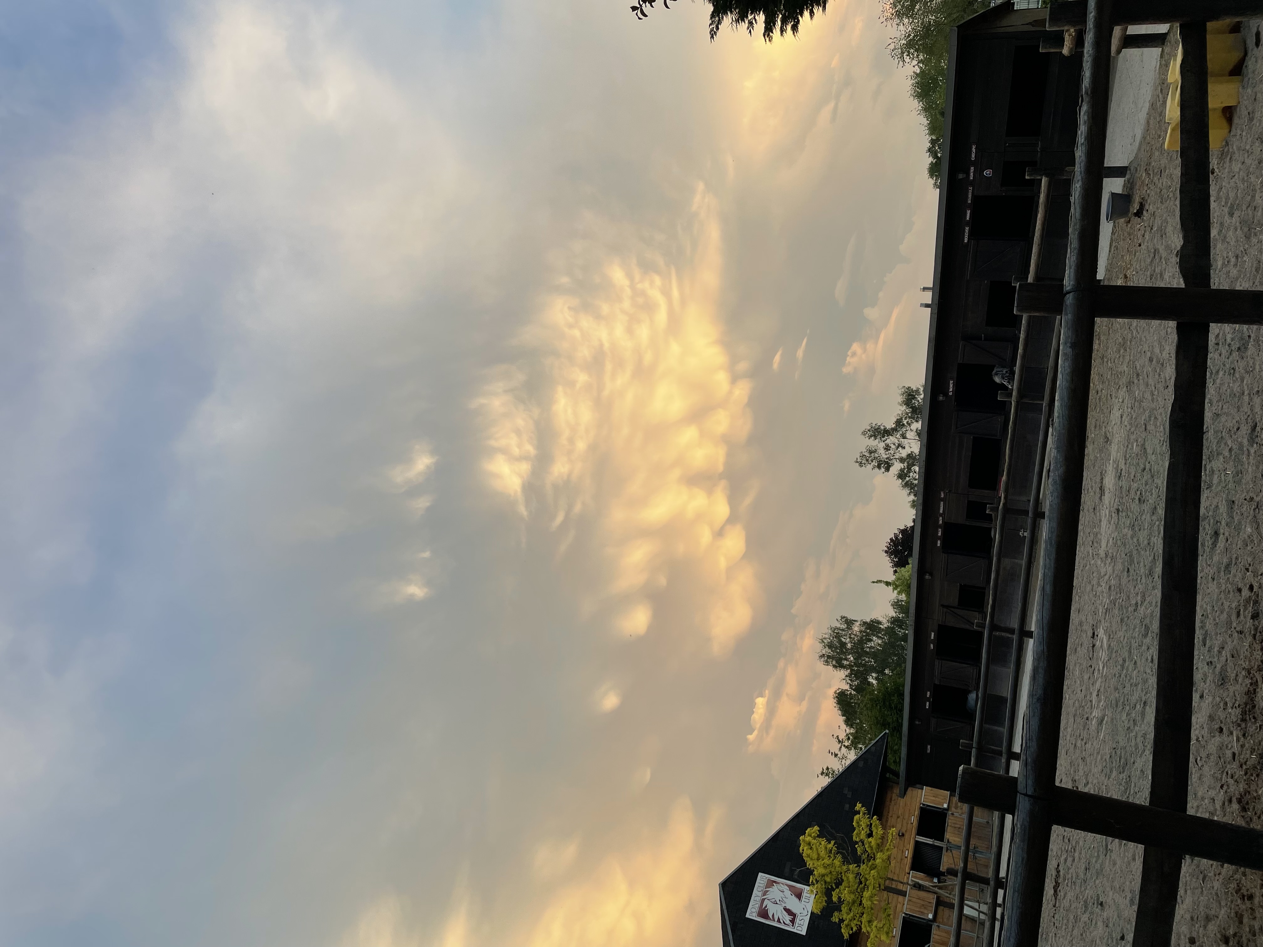 Mammatus vus depuis les Ulis (91) sous l’enclume de la cellule passée plus au sud - 03/05/2025 20:58 - Justine Neumann