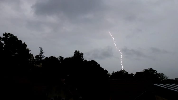 Magnifique impact de foudre sur l'agglomération parisienne, lors du passage d'un orage pluvieux qui aura engendré des inondations locales sur la capitale et ses alentours ! - 04/06/2021 07:25 -  Gabriel - Ciel Instable