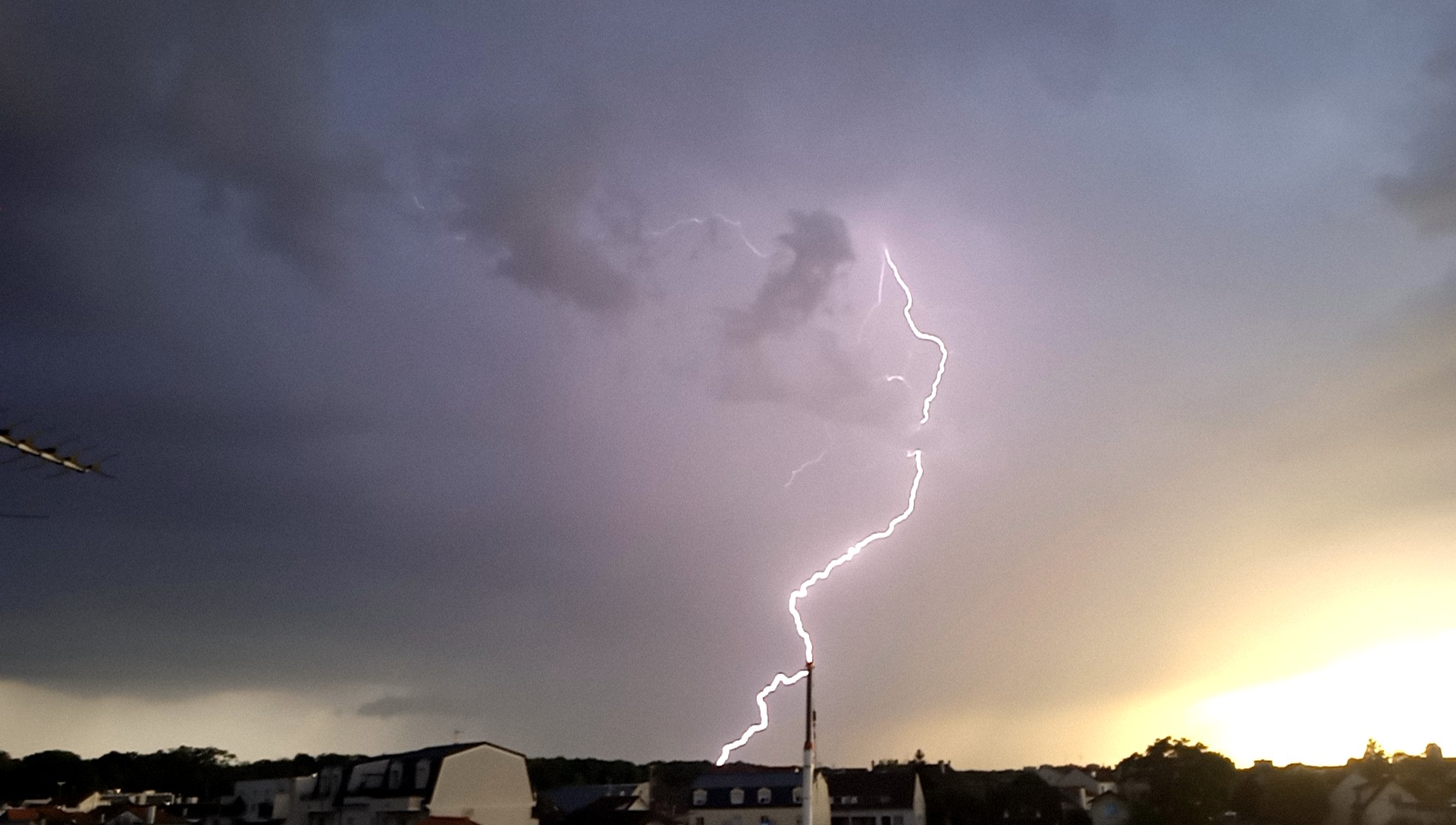 Foudre a 1km lors de l'orage du 5 septembre en Ile de France vers 20h30 - 05/09/2022 20:30 - Boudarene Riles