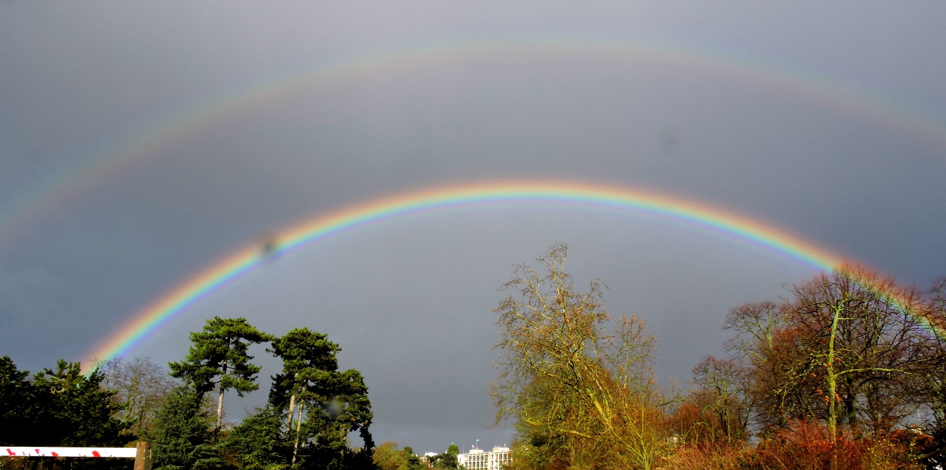 Arc en ciel très lumineux, avec arc secondaire et arcs surnuméraires, après une averse, sur Paris - 07/03/2018 17:10 - raphael blanchard