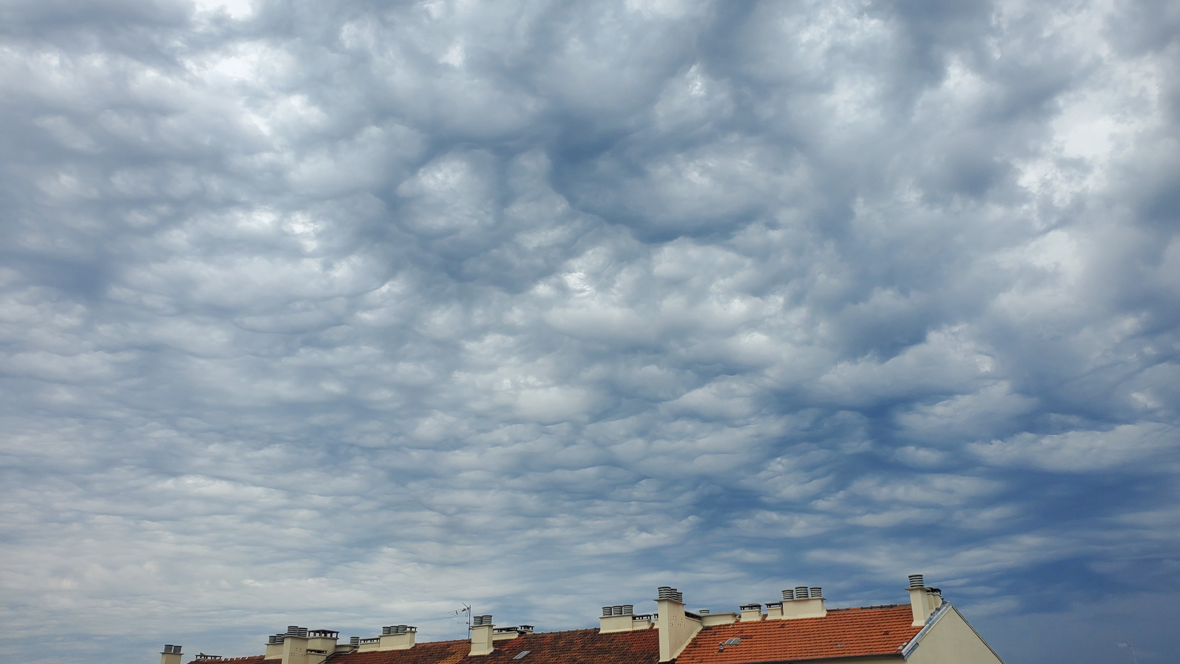 Asperitas sur le flanc ouest des orages se situant sur la region de Nemours/Melun - 09/07/2023 10:50 - Thomas Fressine