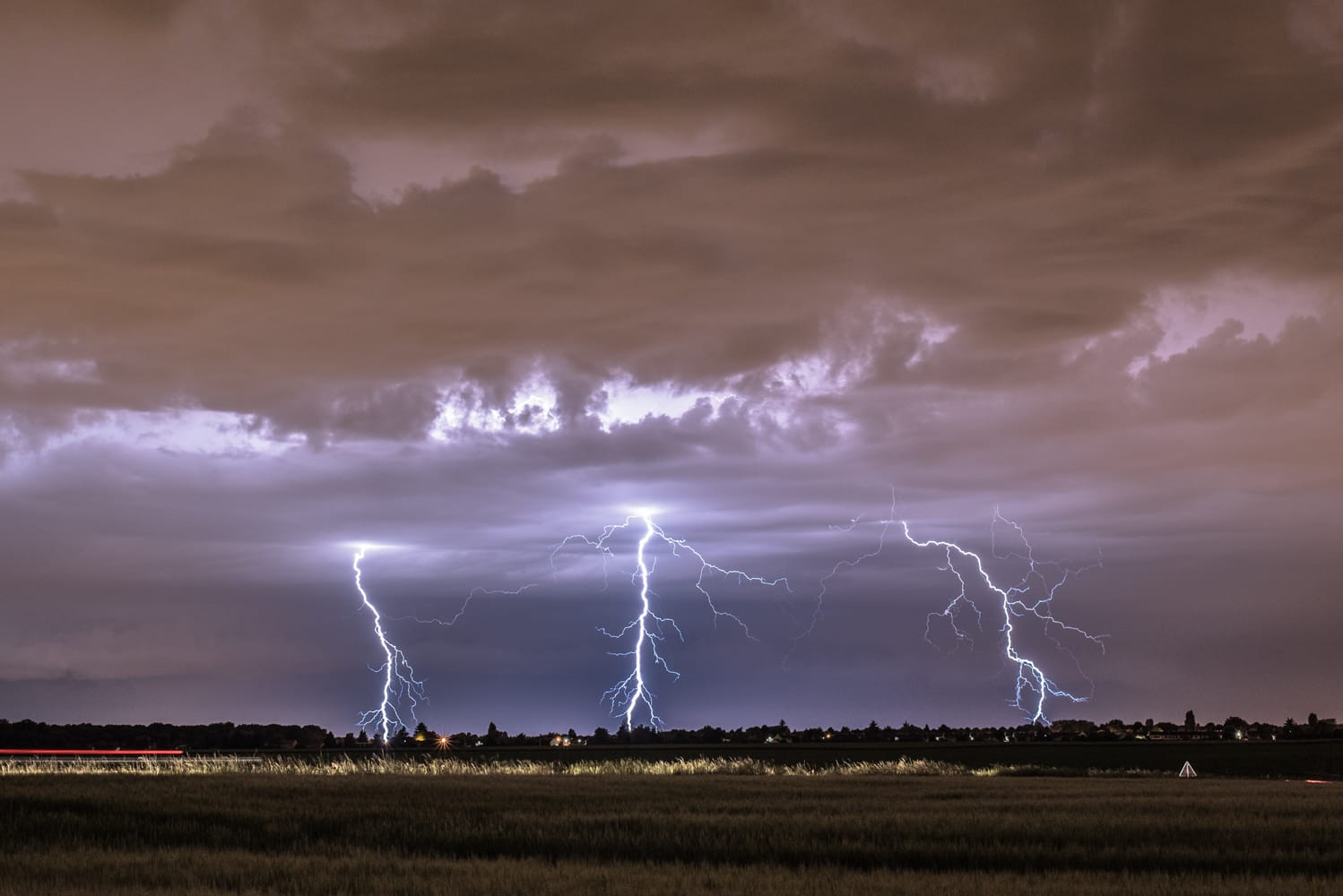 Poster dans les champs de Combs-la-Ville avec point de vue sur la cellule abordant l'Essonne puis Paris et la grande couronne. Pas mal d'impact à l'avant de l'arcus, dont ce triple impact capturé sur une pose de 8 sec. - 09/06/2017 02:30 - Sebastian Klimowicz