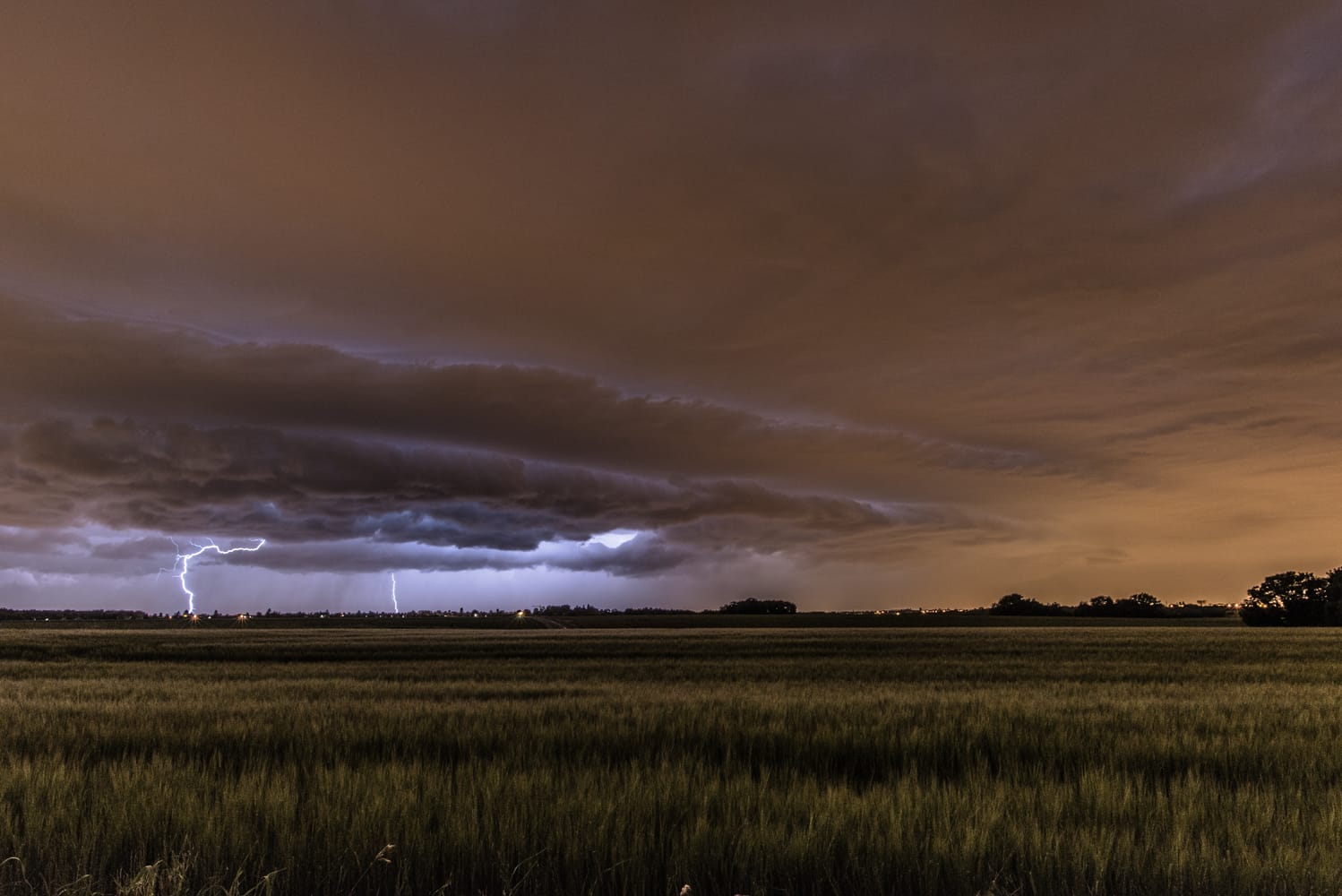 Poster dans les champs de Combs-la-Ville avec point de vue sur la cellule abordant l'Essonne puis Paris et la grande couronne. Pas mal d'impact à l'avant de l'arcus. Grand angle sur cet arcus. - 09/06/2017 02:45 - Sebastian Klimowicz