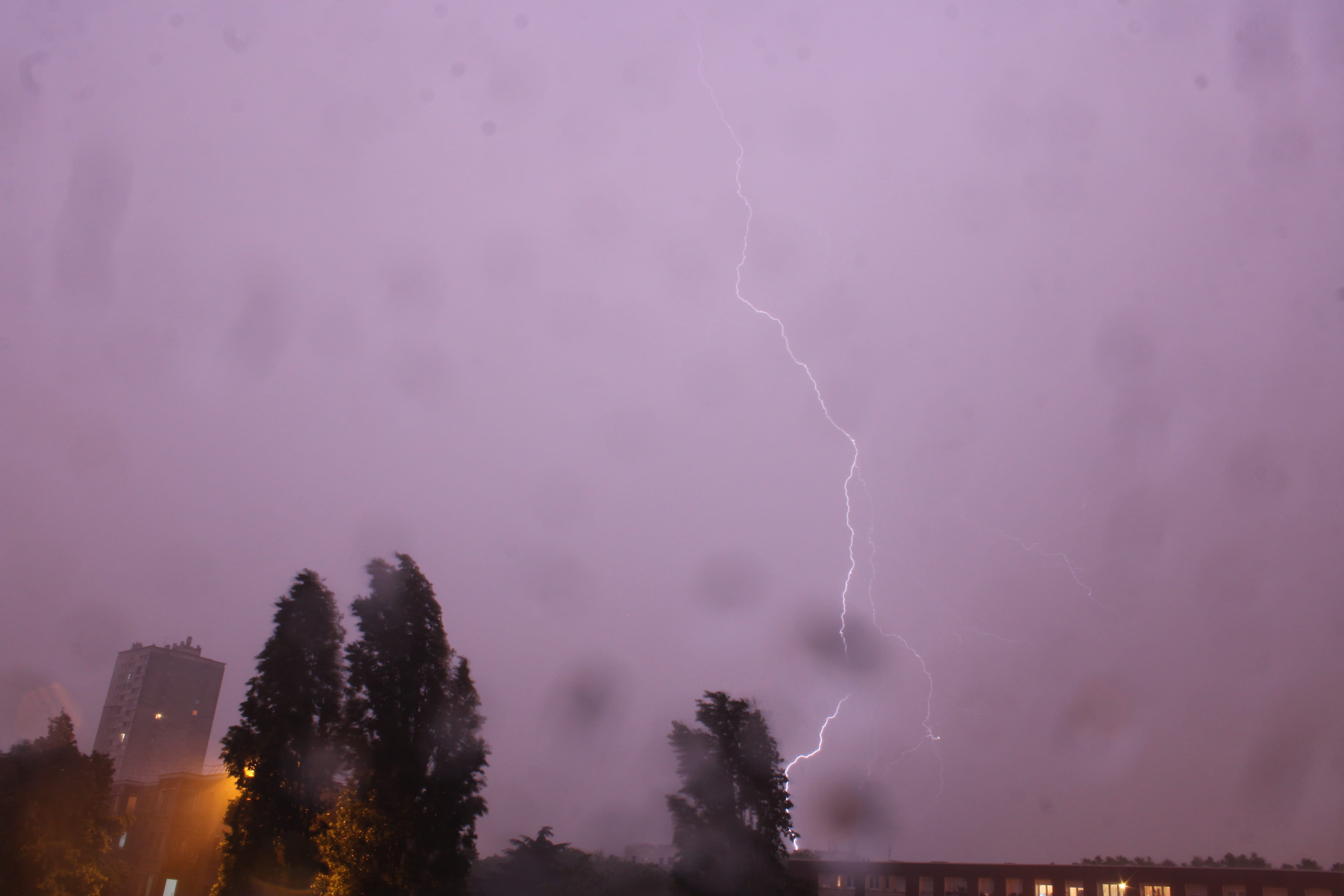Impact de foudre lors d'un orage en région parisienne dans la soirée du 9 au 10 Mai. Activité électrique modérée. - 10/05/2020 00:13 - Sofiane Bourichi