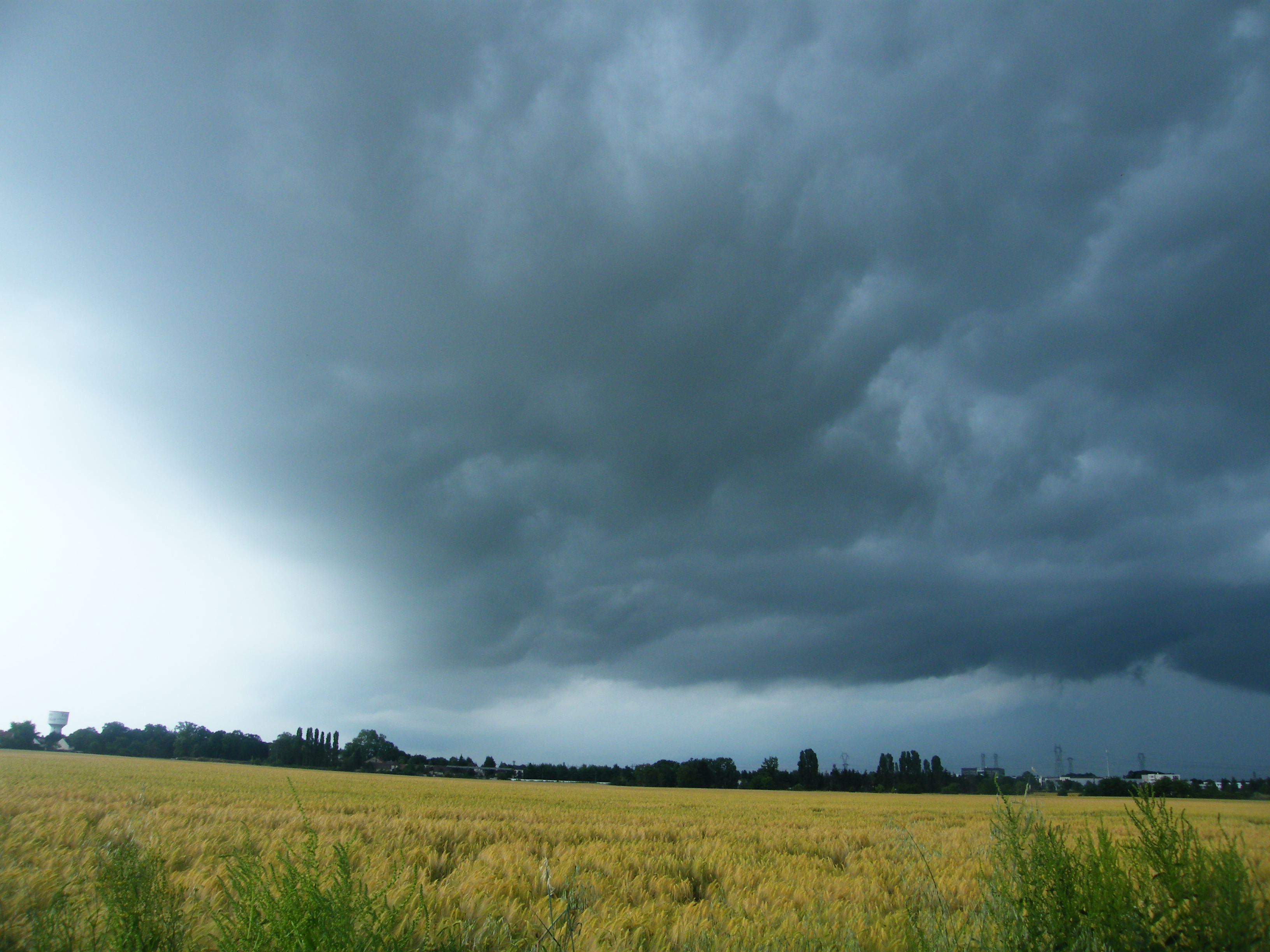 orage a 10km de mon emplacement - 11/06/2023 17:10 - Rilès Boudarene