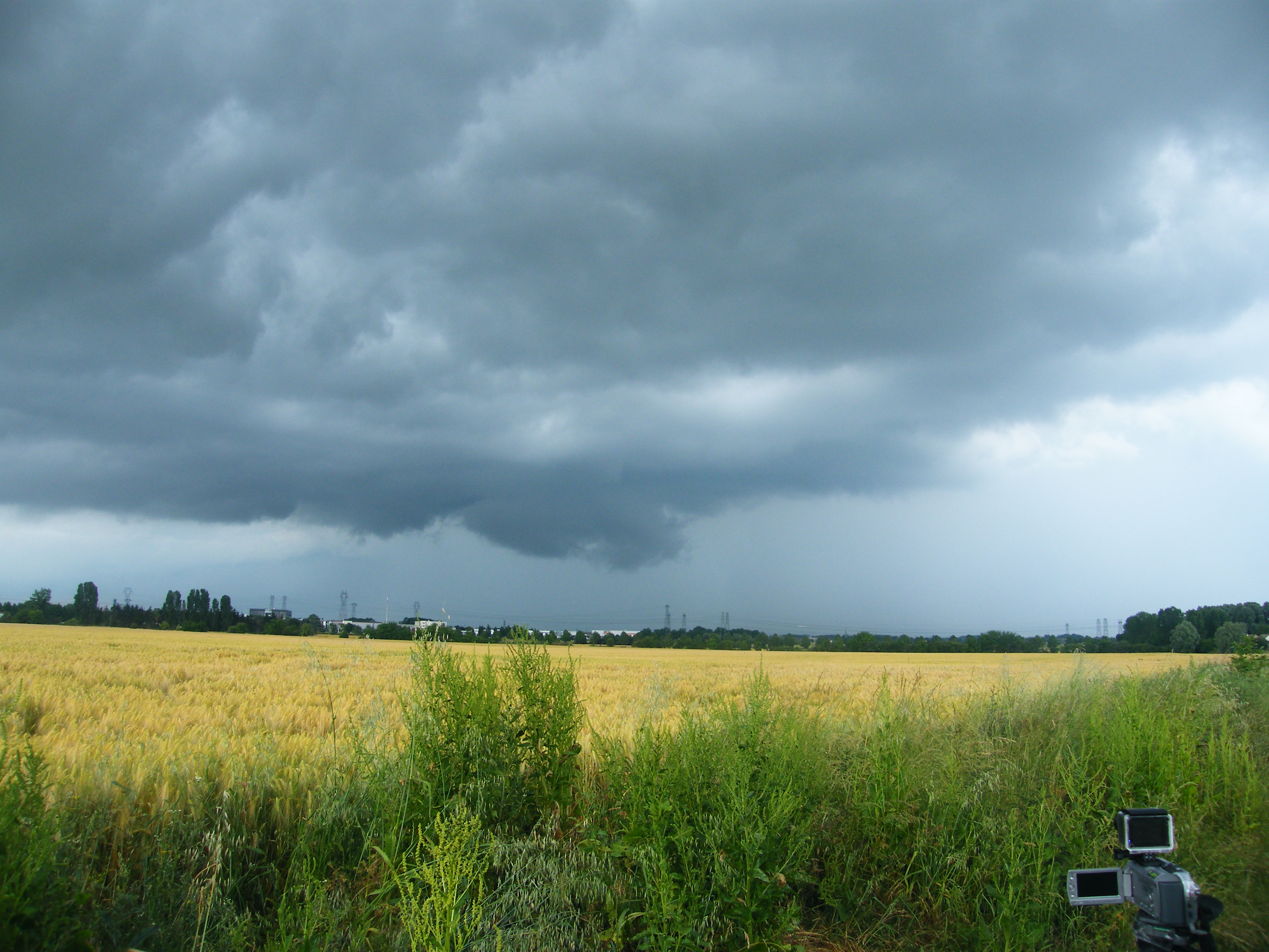 orage a 10km de mon emplacement - 11/06/2023 17:05 - Rilès Boudarene