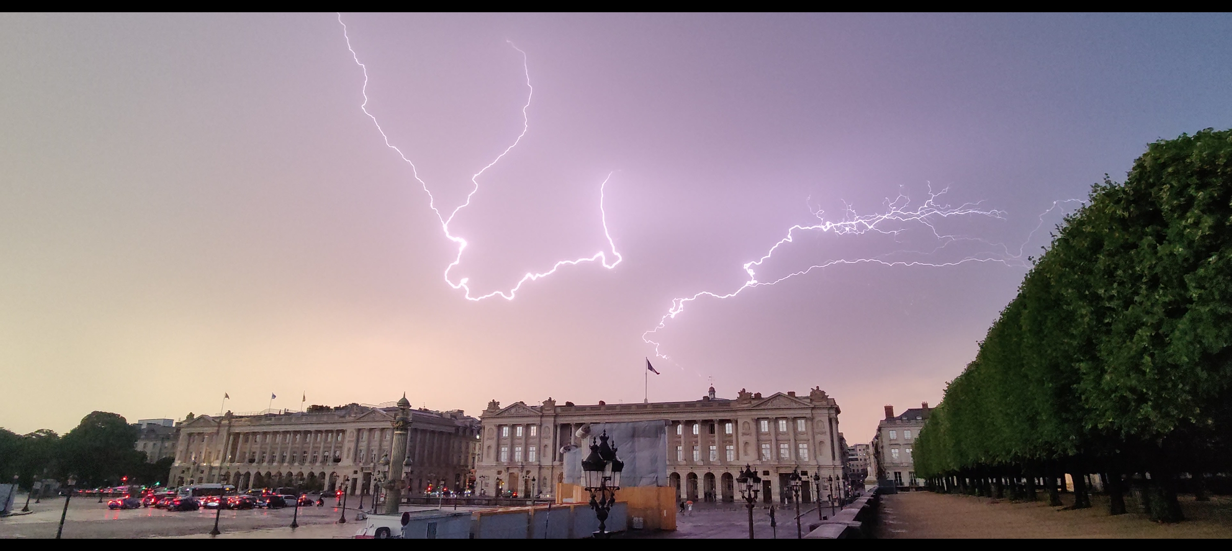 Éclair observé dans le parc des Tuileries à Paris - 11/06/2023 21:48 - Lucas LONGAUD-GRANIER