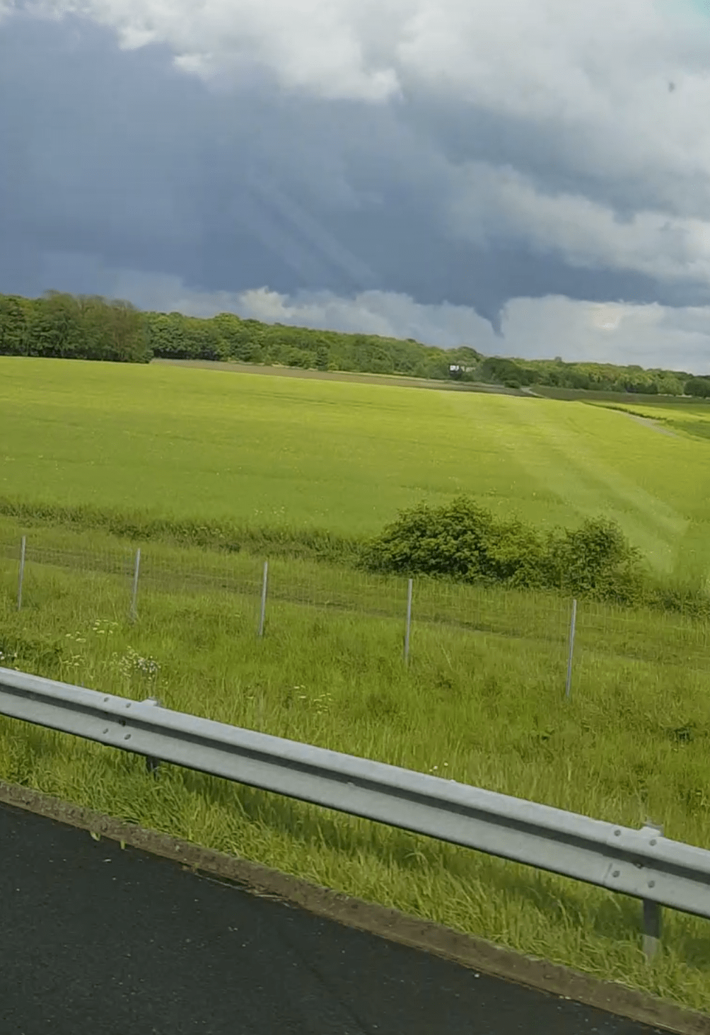 Photo prise près de Senlis proche de l'autoroute A1: orages avec un tuba bien développé. - 12/05/2017 17:00 - Jerome Mahoudaux