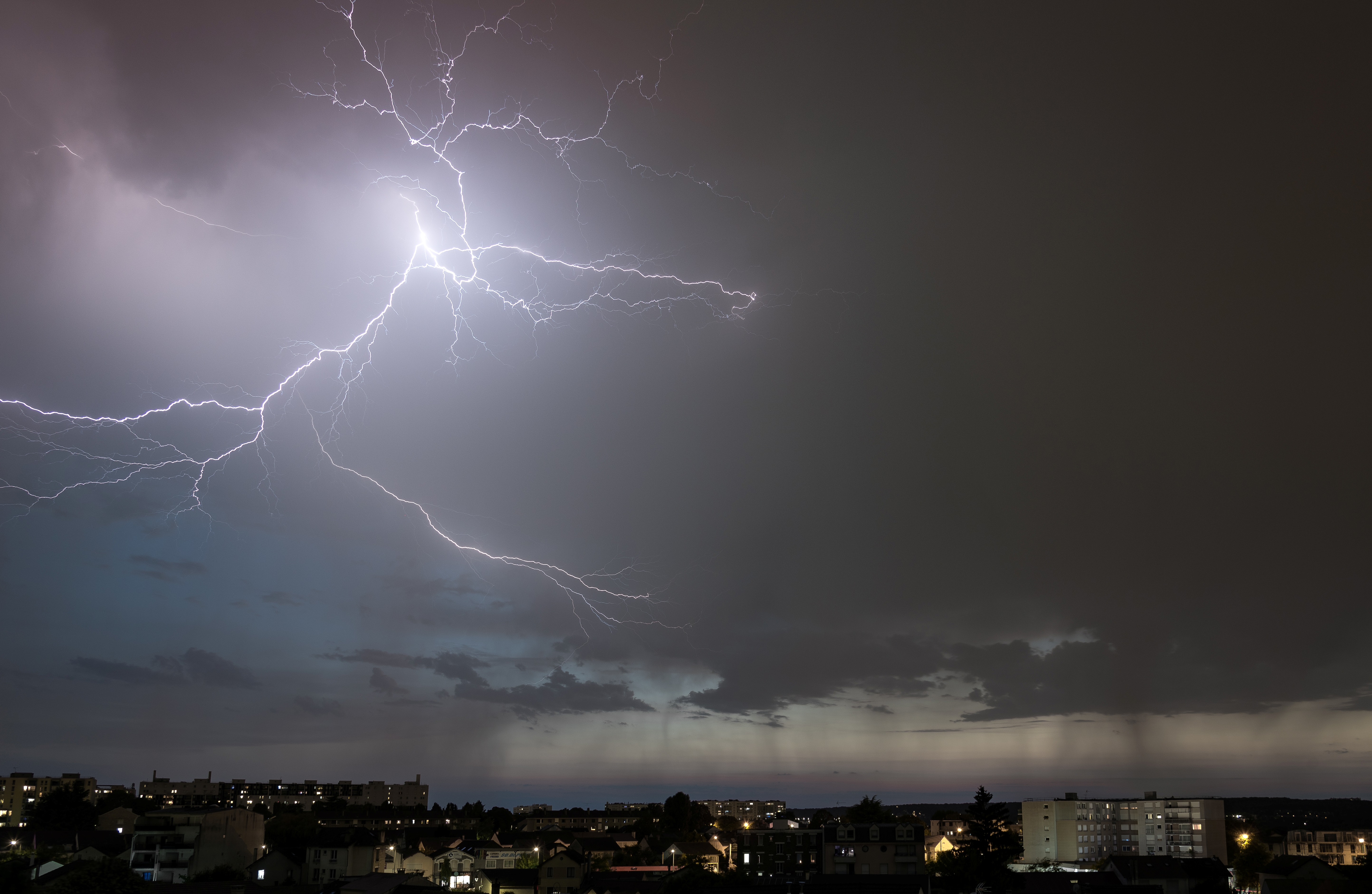Orage de faible intensité arrivant de plein ouest. Prise de vue depuis Antony (92). - 14/08/2026 21:40 - Steven Blin