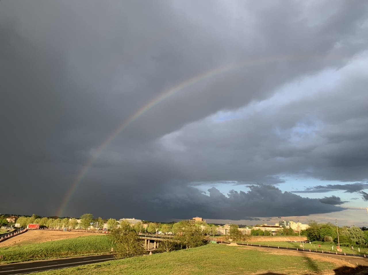 Joli ciel contrasté entre soleil, arc en ciel et nuages orageux - 18/04/2020 19:00 - Jeremy Granet