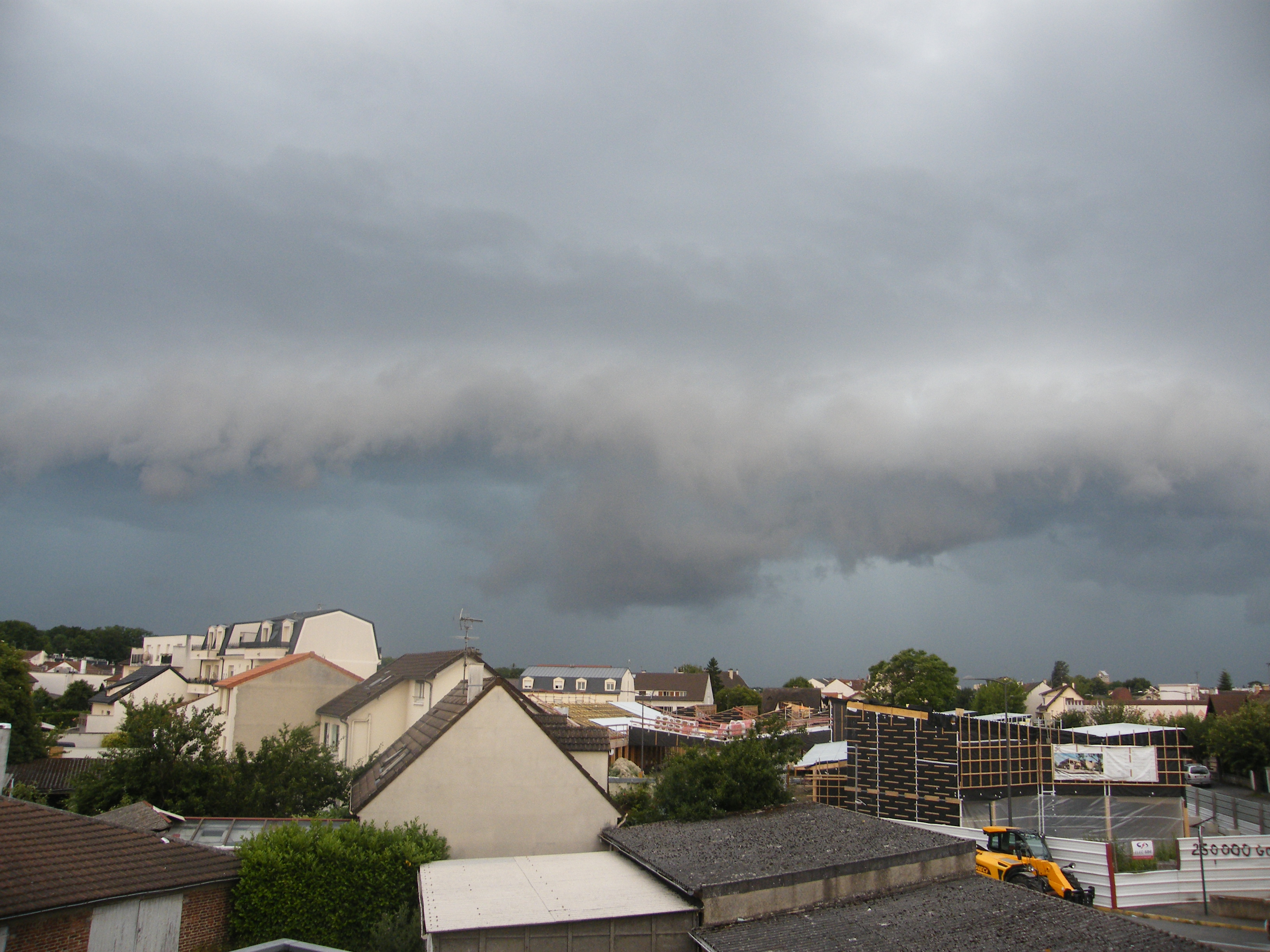 Arcus en seine et marne a l'avant d'un orage très venteux - 18/06/2023 18:30 - Rilès Boudarene