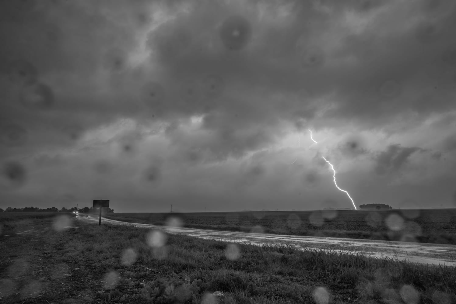 Orage Seine-et-Marnais très pluvieux et venteux ! Activité électrique modérée. Conditions de chasses exécrables avec beaucoup de débris sur les routes. Cadrage au 