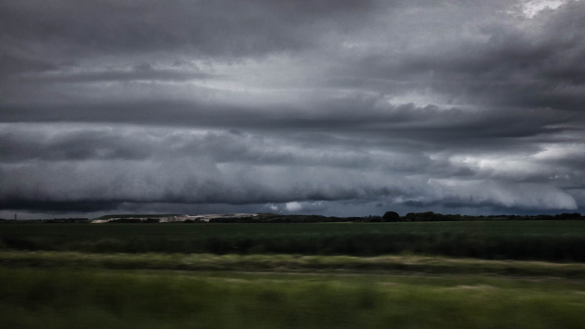 arcus au dessus de l'aéroport Charles de gaulle a Roissy hier vers les 19h - 18/05/2017 19:00 - jeremy van cauteren