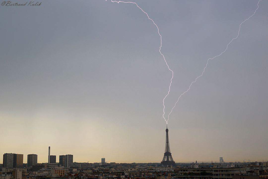 Impact de foudre sur la TourEiffel lors du passage de l'orage sur Paris ce 22 mai après-midi - 22/05/2018 18:00 - Bertrand Kulik