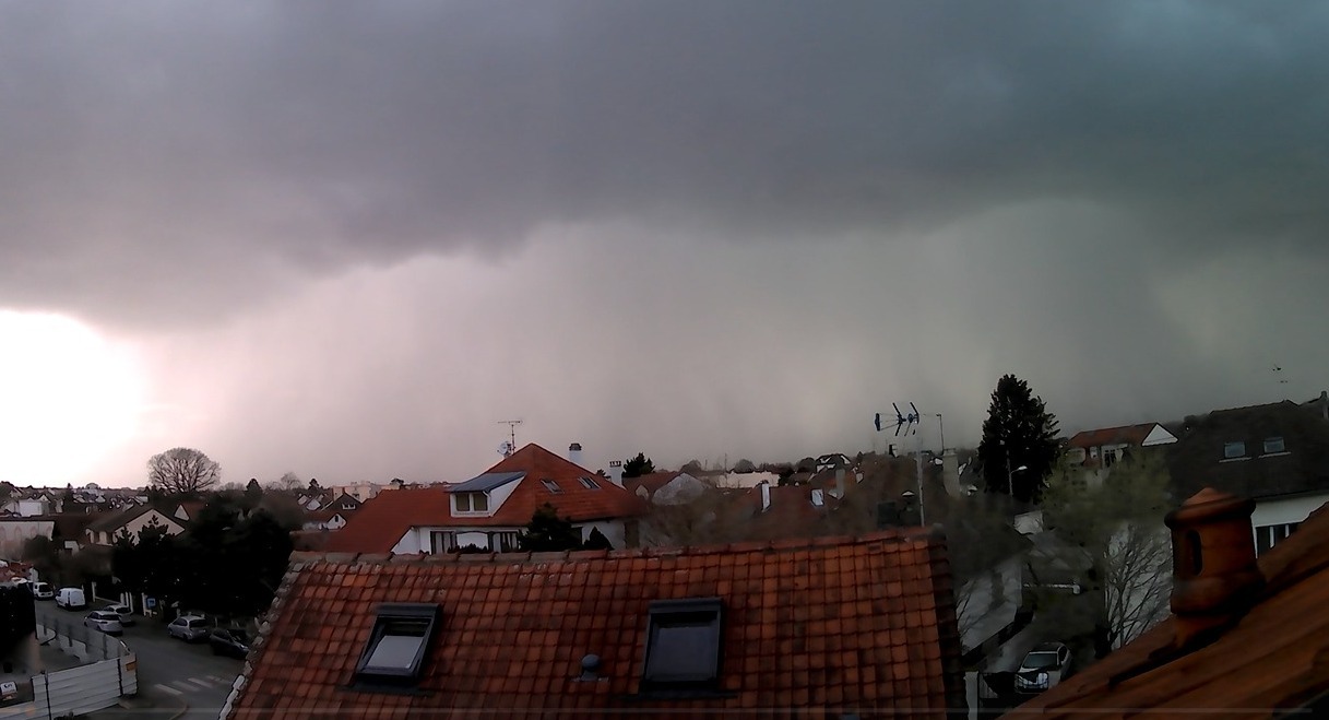 Première orage au nord-ouest de la seine et marne  de 2023, malheureusement les éclairs était tellement rapides que je n'ai pas pu les prendre en photos (même mes cameras ne les à pas pris) - 24/03/2023 17:20 - Rilès Boudarene