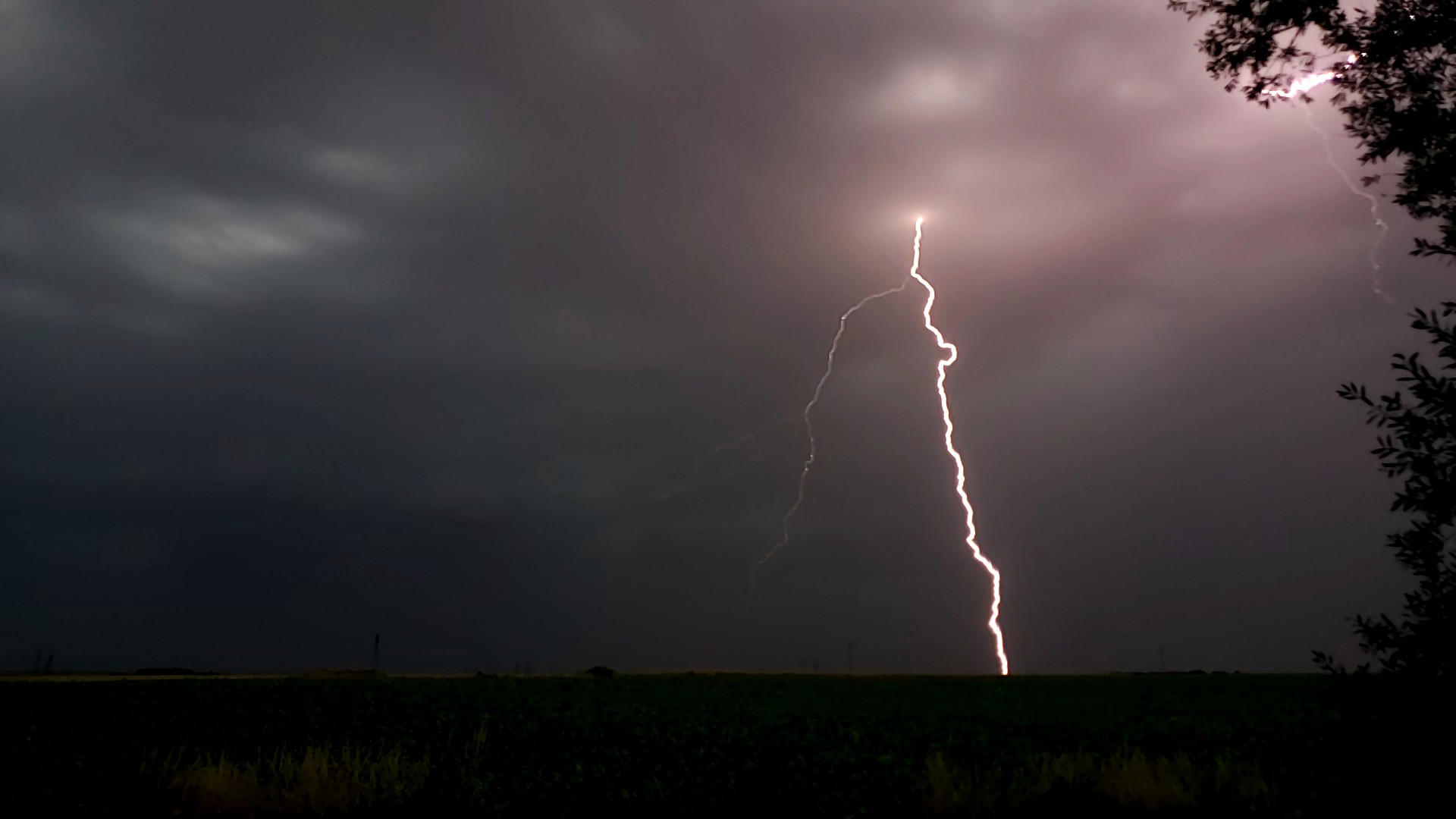 Orage fort et venteux en seine-et-marne, beaucoup d'impacts de foudre - 25/06/2025 21:00 - Rilès Boudarene