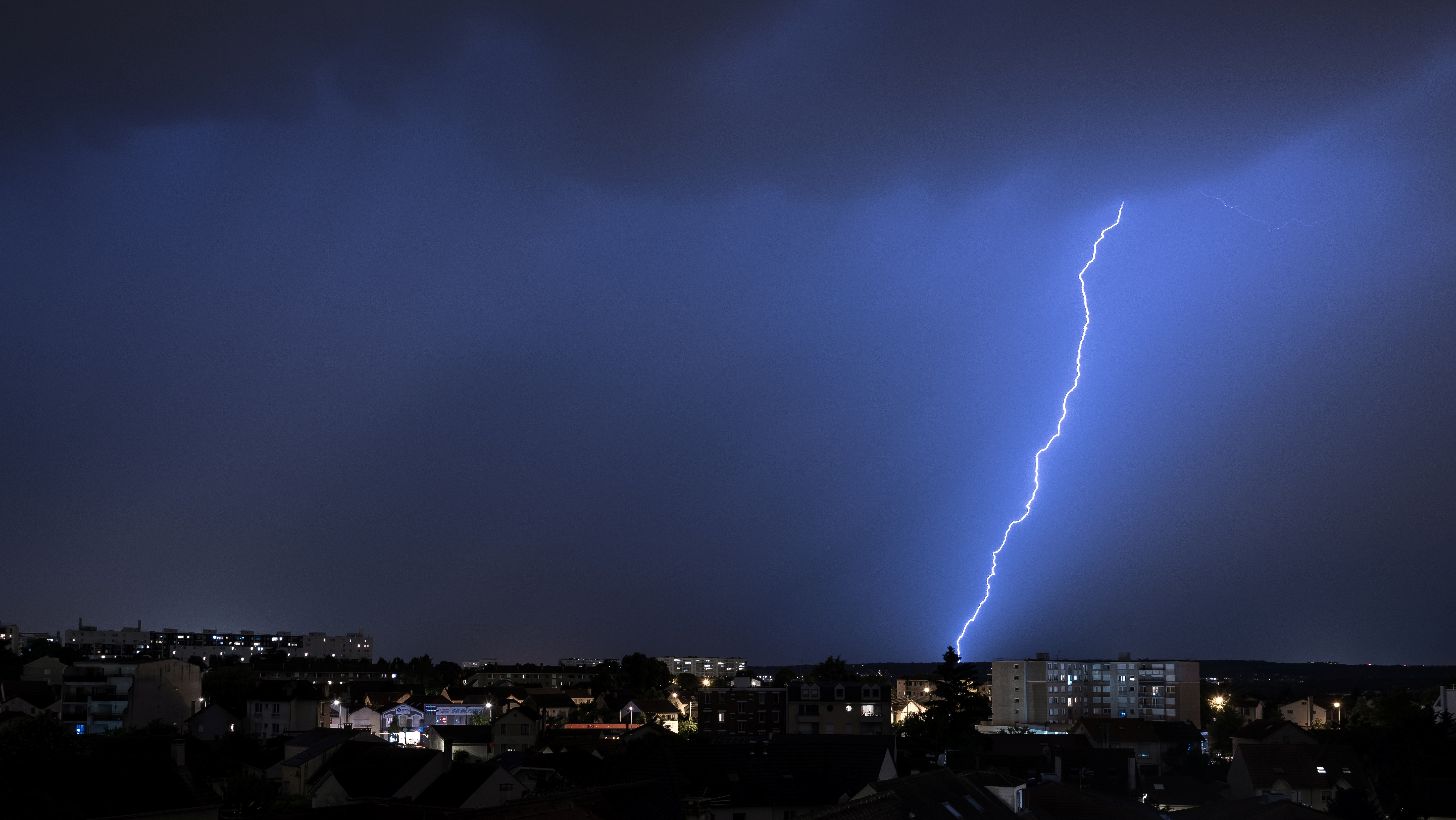 Orage vu depuis Antony (92) arrivant du sud-ouest en remontant par l'Est de la ville de Paris. Averse modérée, vent faible. - 25/05/2025 23:05 - STEVEN BLIN