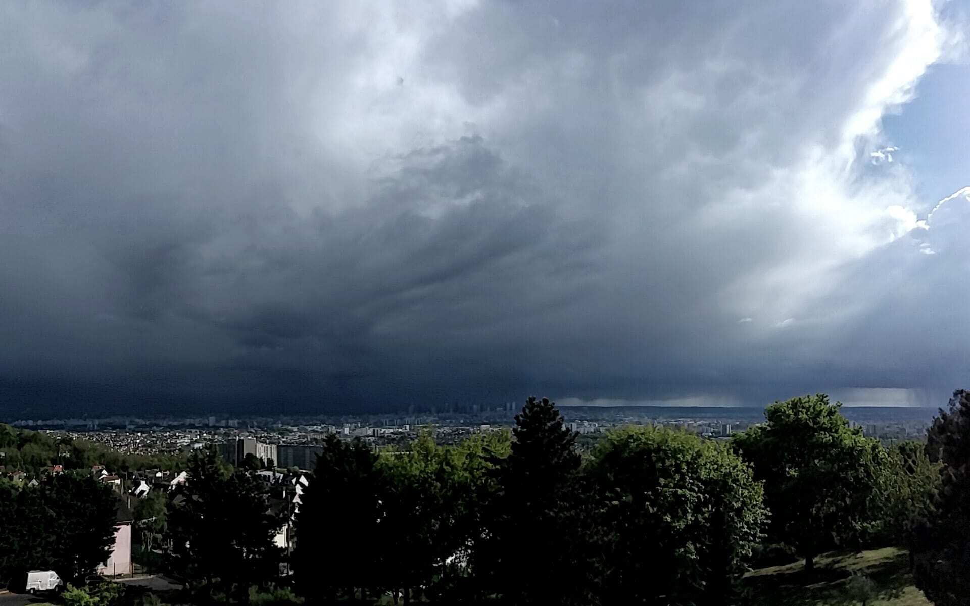 La banlieue parisienne sous les grains. Vue depuis la butte du Parisis vers le sud. - 26/04/2017 17:40 - Philippe Le Roy