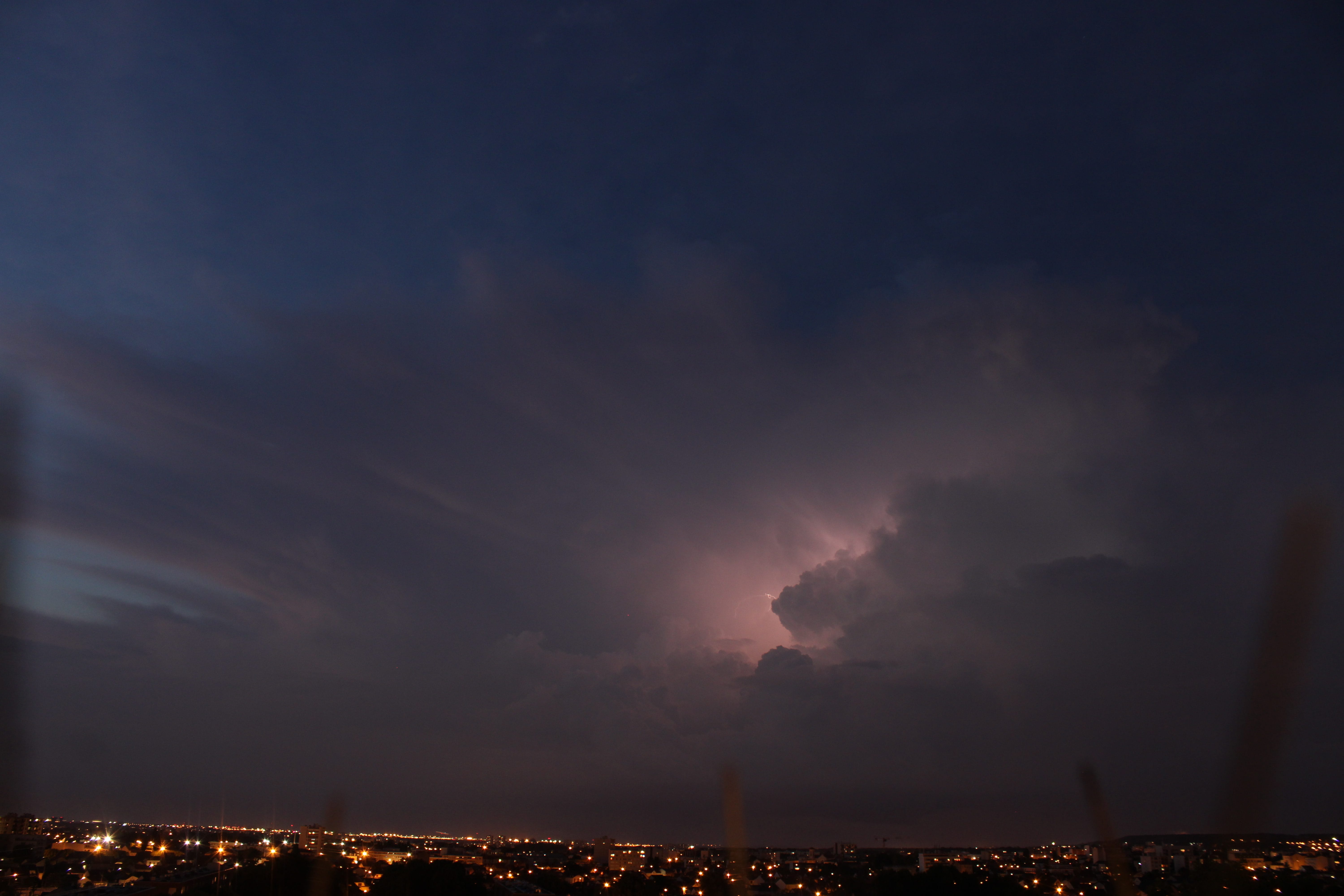 Orages en Seine-et-Marne observés depuis la région parisienne en début de soirée. - 26/06/2020 22:55 - Sofiane BOURICHI