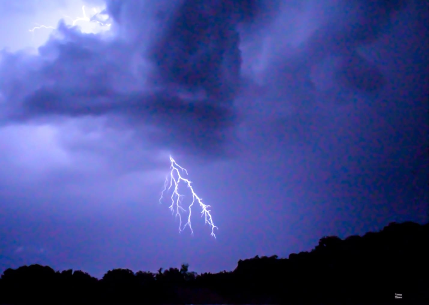 Orage particulièrement électrique sur la Brie avec de nombreux impacts de foudre. - 26/06/2020 23:00 - Lucas Thiery