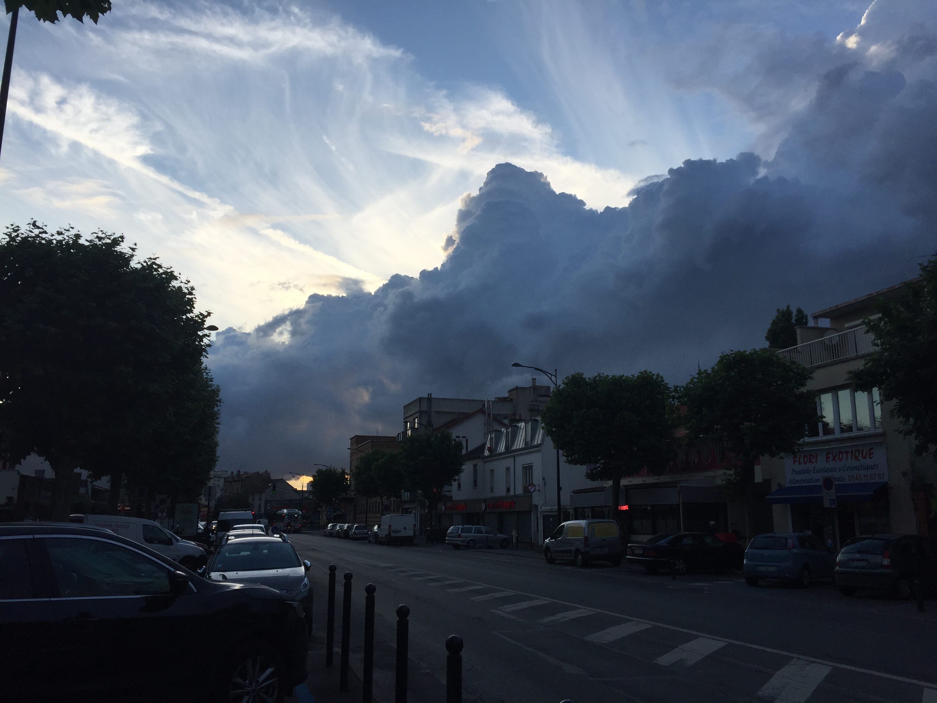 Champigny-sur-Marne. Beau cumulonimbus probablement au dessus de Nogent / Le Perreux-sur-Marne. - 27/06/2016 23:06 - Ludovic COLLIN