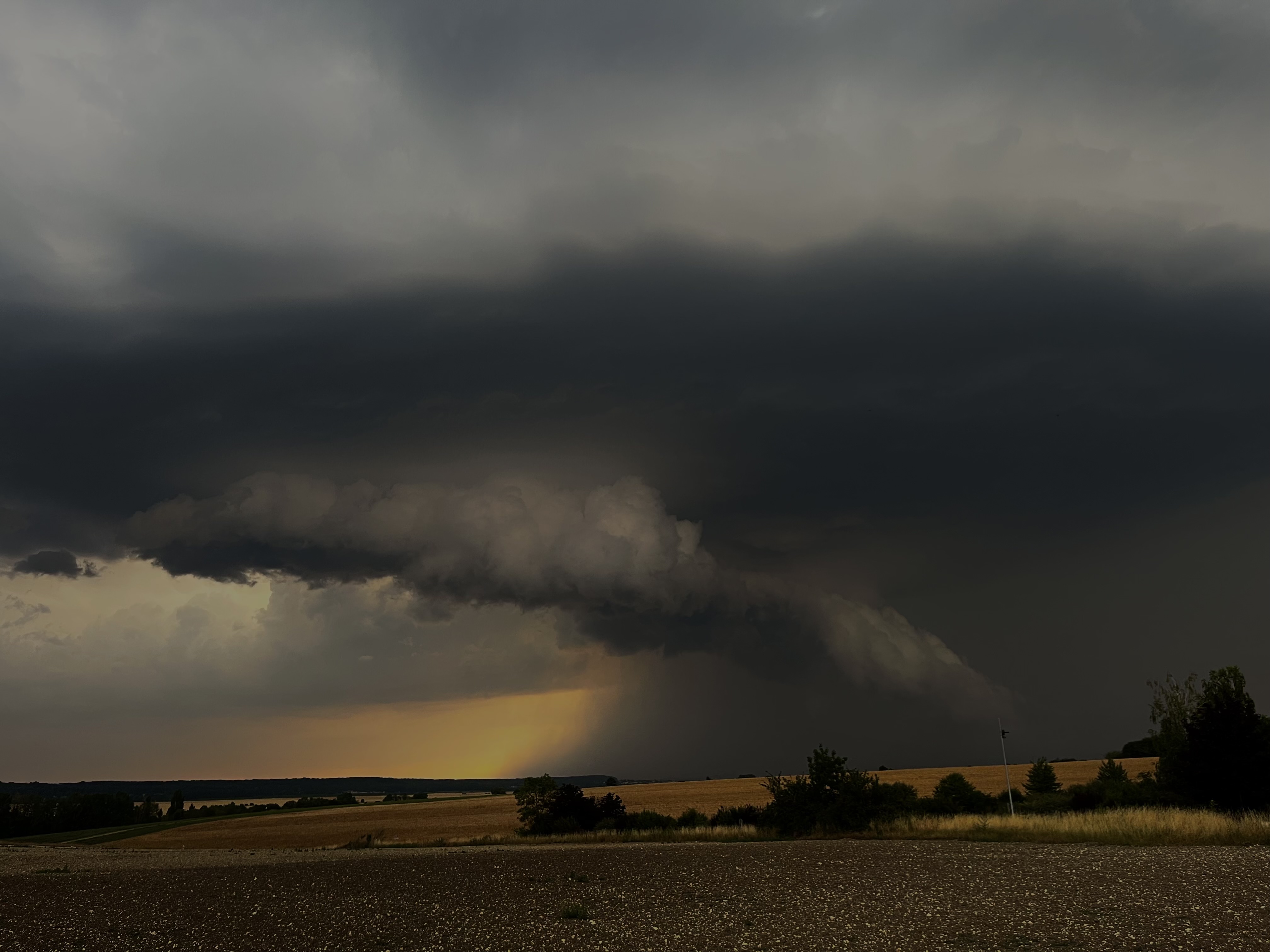 Le samedi 27 juin 2026, je suis parti à la chasse aux orages dans les Yvelines plus précisément vers Bailly et j’ai pu observer une magnifique supercellule très active et avec une structure splendide - 27/06/2026 21:10 - Thomas Fogelgesang