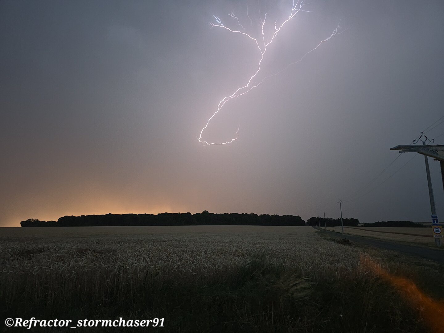 Position flanc droit a Etampes de la Supercellule arrivant sur l'île de France via le 78 .
Rafales descendantes sur le bord de 80km/h relevé avec une station 5-1 embarquée 
Insta Refractor_stormchaser91 - 27/06/2026 22:10 - Tanguy FLORENT