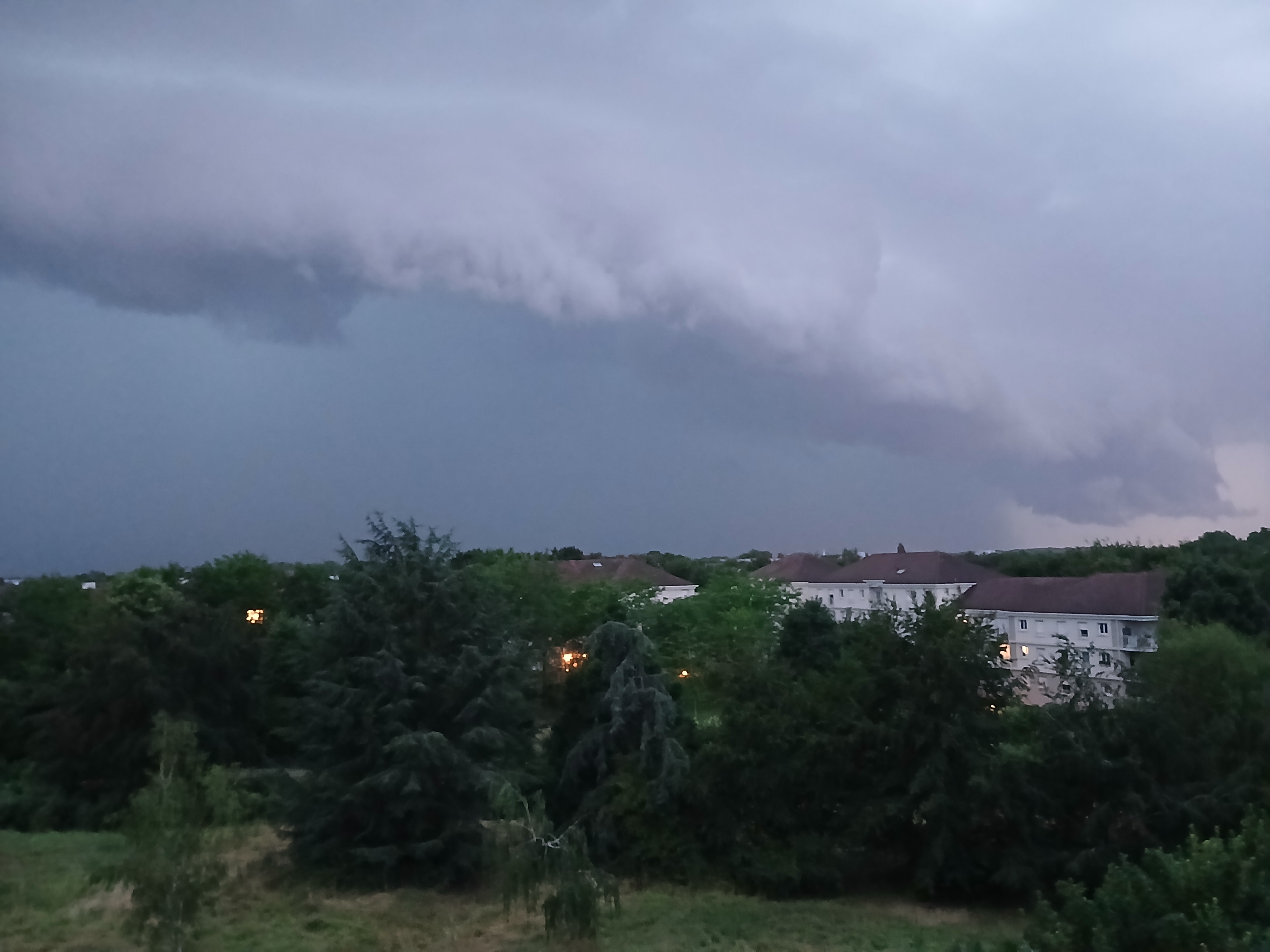 Photo de l'arrivée d'un orage en ligne de grain à guyancourt dans les Yvelines la supercelule saurais former vers 19h45 avec une forte rotation. - 27/06/2026 21:56 - Noah Sorel