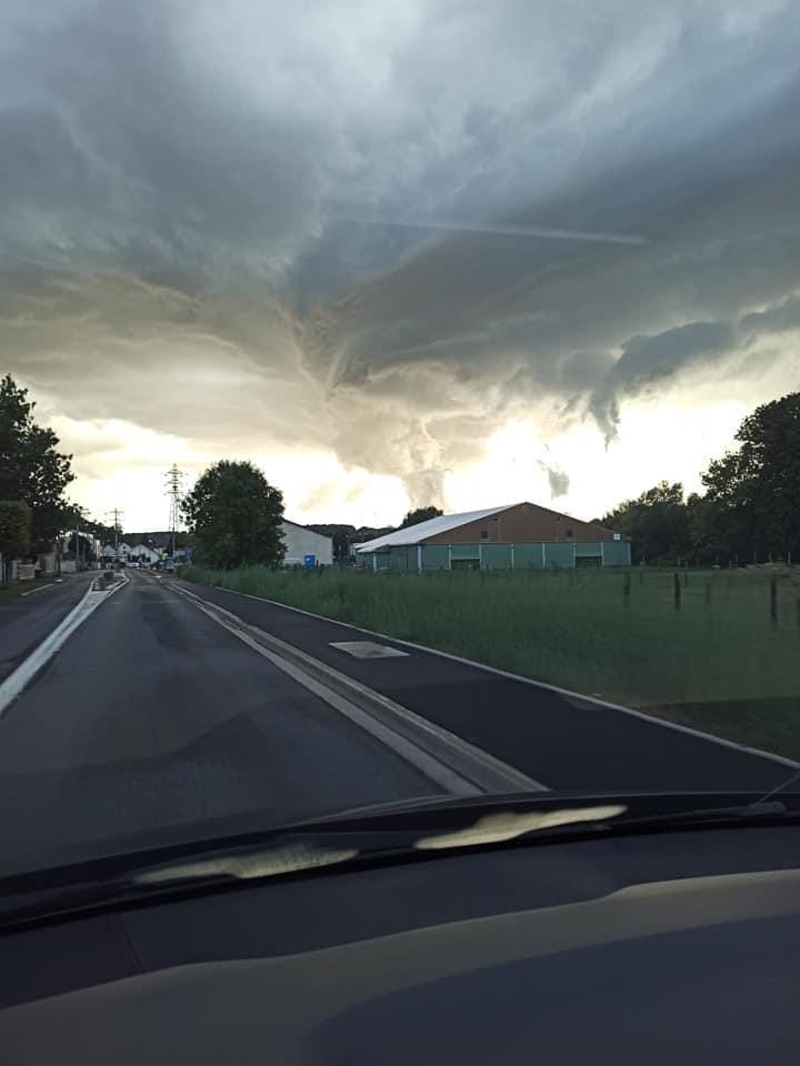 Orage fort avec grêlons de la taille d un petit pois au dessus de la ferte sous jouarre.77 - 28/08/2020 19:30 - Mickael Landier