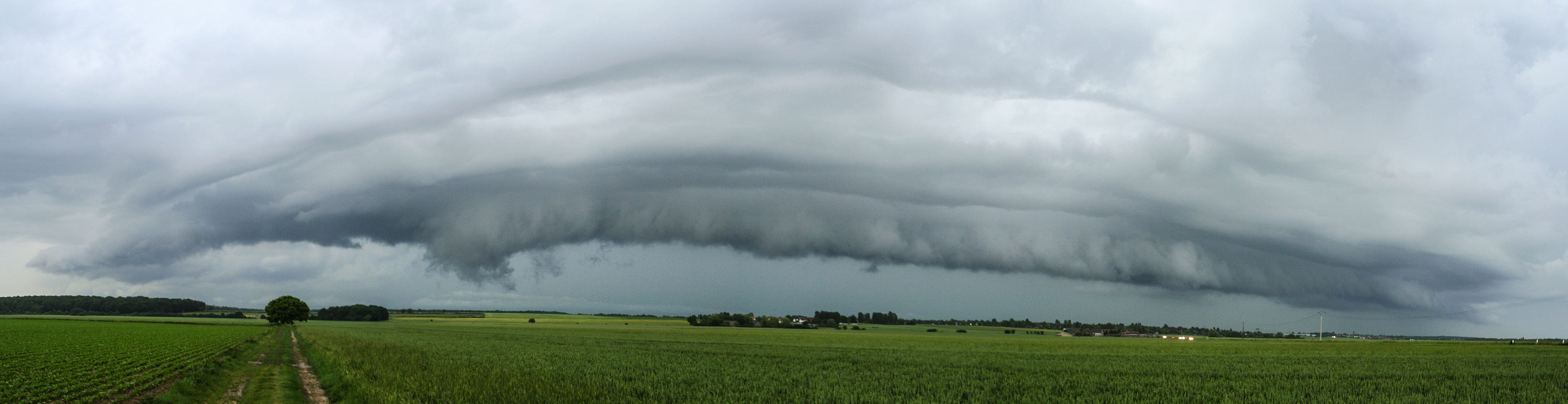 Arcus de l'orage qui a balayé la région Île de France d'est en ouest ce lundi vers 21h00. - 28/05/2018 22:00 - Jean-François GELY