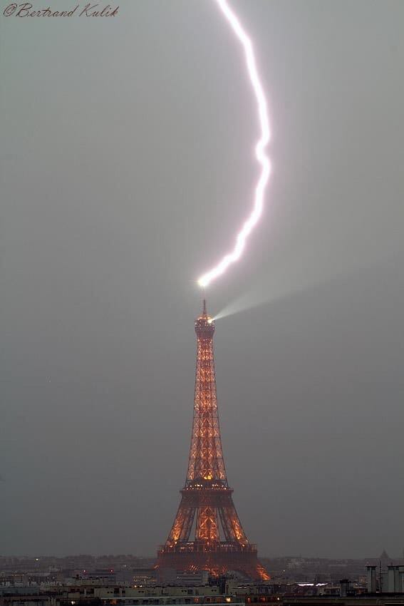 Impact de foudre sur la Tour Eiffel ce soir - 28/05/2018 21:00 - Bertrand KULIK