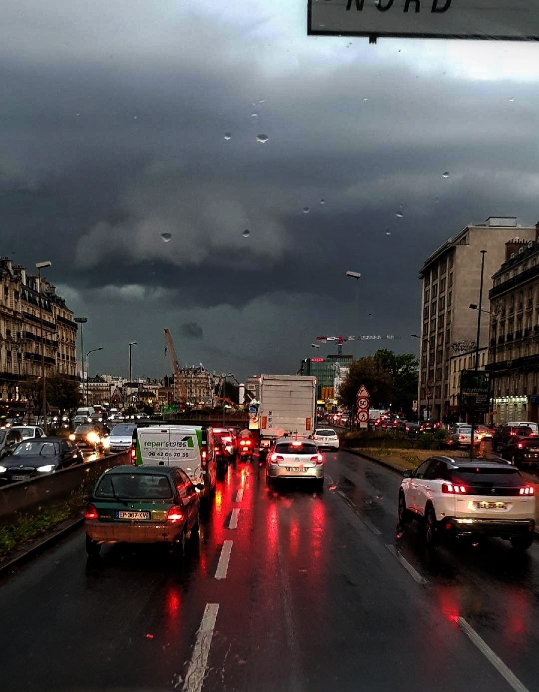 Arcus à l'avant d'un système orageux virulent sur l'Ile-de-France. Photo prise à Neuilly-sur-Seine (92) - 28/05/2018 20:00 - Pierre Renaudin