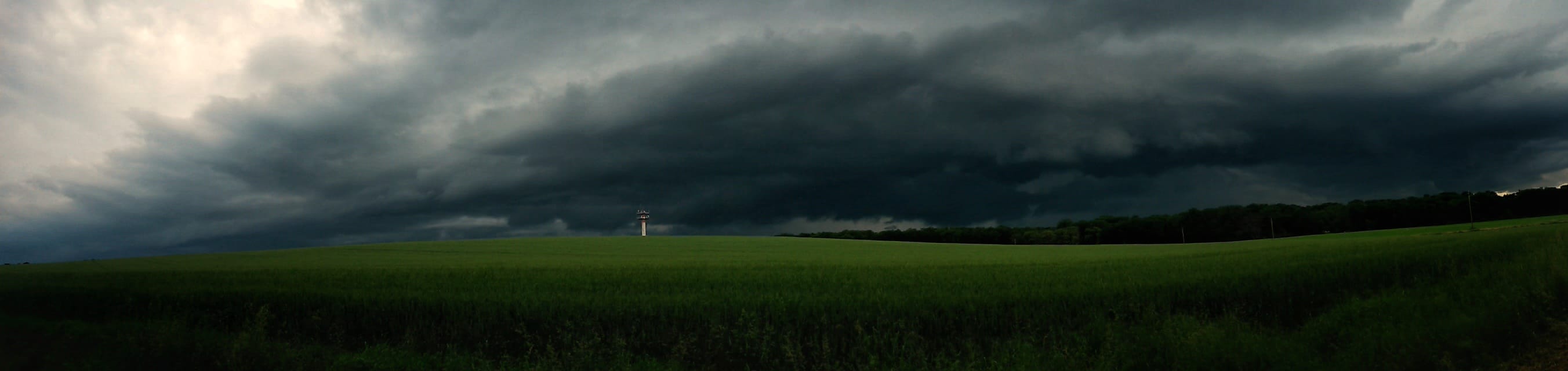 Arcus multicouches à l'avant d'un orage bien fort à Poigny la Forêt (78) - 29/05/2018 19:00 - Pierre Renaudin