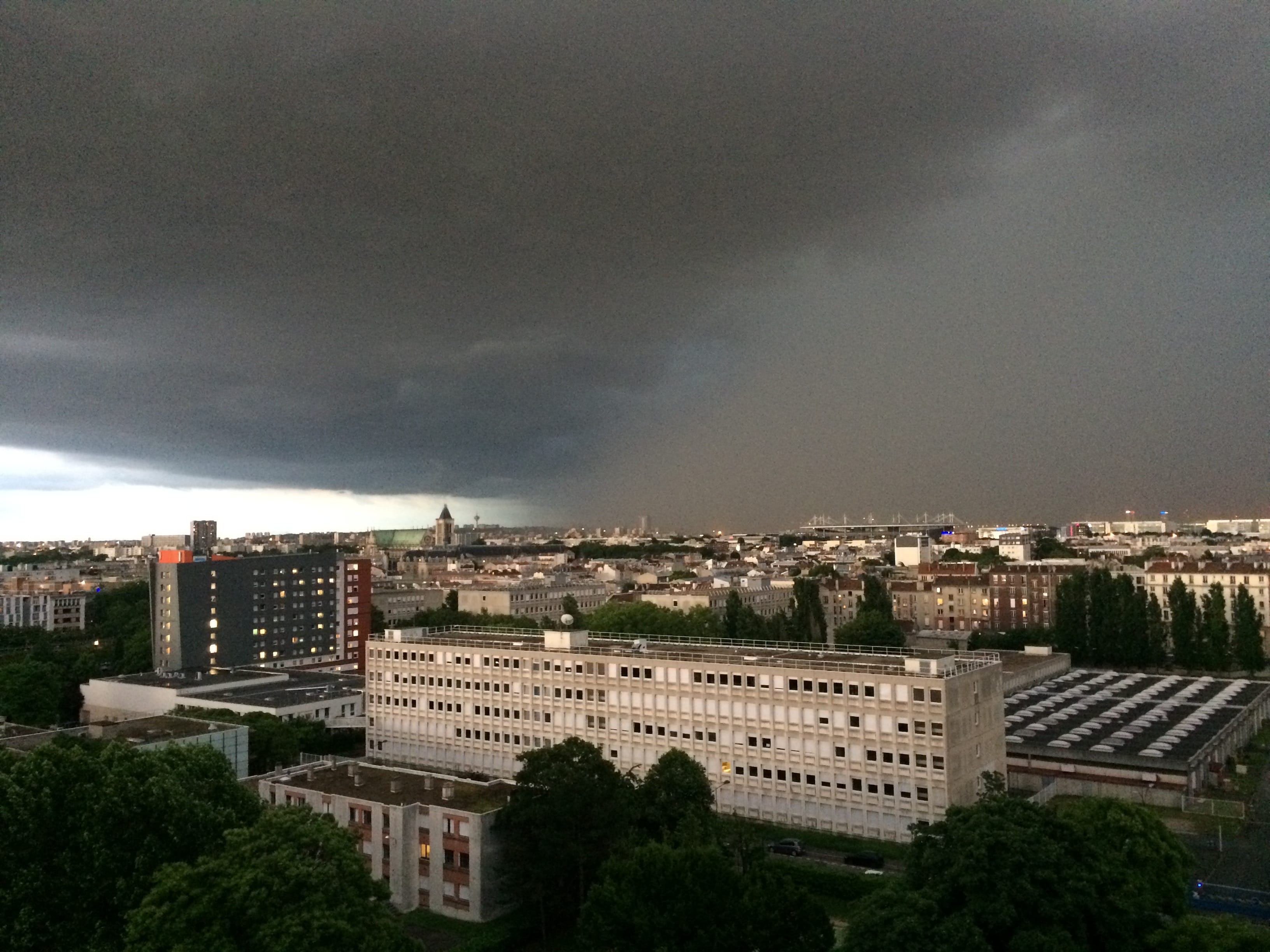 Capture d’ecran du précédant épisode orageux sur Paris, vu depuis mon balcon situé au 12ème étage à saint Denis (vu sur Paris) - 30/05/2018 21:00 - Djamel Taklit
