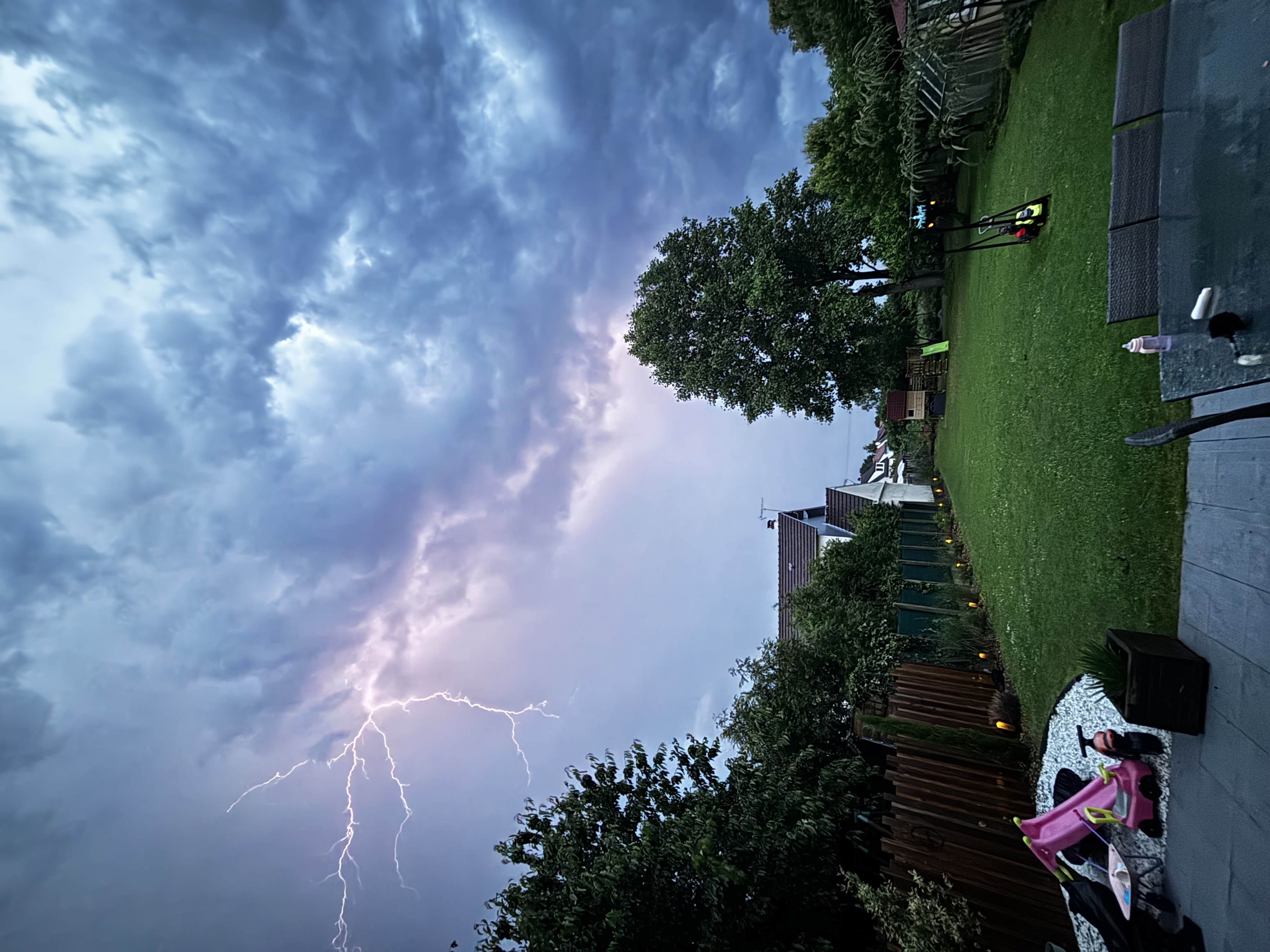 Fin d’orage dans le 77 à Villeroy 
Très électrique et beaucoup d’intranuageux - 31/05/2025 21:50 - Paul Delacour