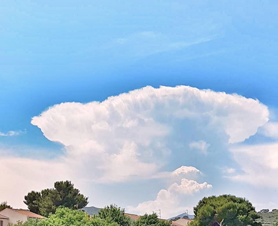 Photo d'un cumuloninbus en pleine exposition prise de PORT-VENDRES dans les Pyrénées-Orientales  (66). - 01/06/2017 14:10 - Mickael HERNANDEZ