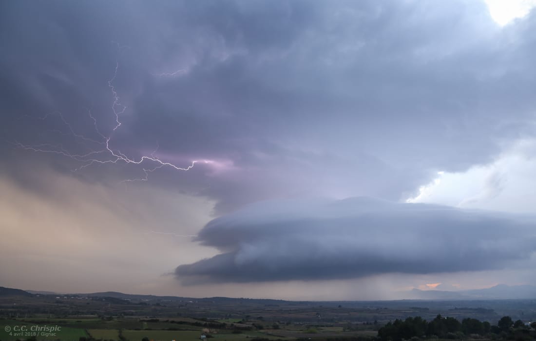 Orage de nature certainement supercellulaire en transit dans la vallée de l'Hérault entre Clermont l'Hérault et Pézenas. Peu de temps après cette photo, la structure me passe devant et se déstructure à l'approche d'une ligne de grain par son nord-ouest. - 04/04/2018 20:01 - Christian Carmona